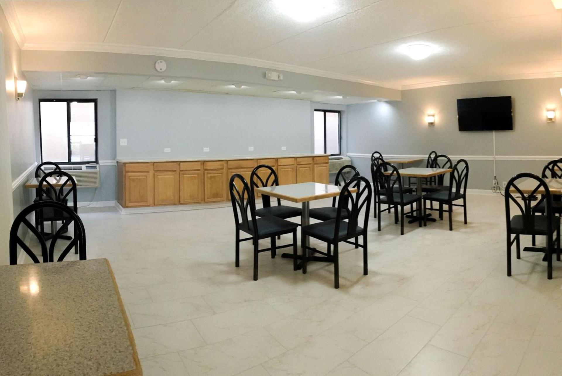 Howard Johnson by Wyndham Waukegan Great Lakes photo 17
