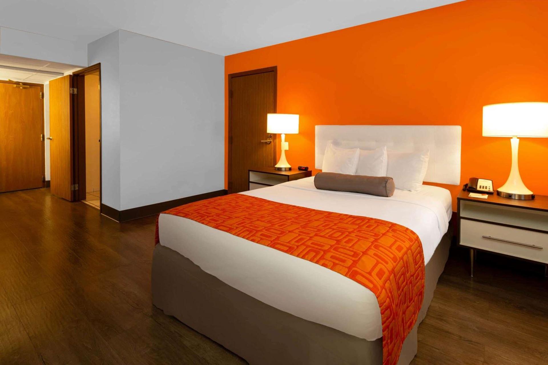 Howard Johnson by Wyndham Waukegan Great Lakes photo 6