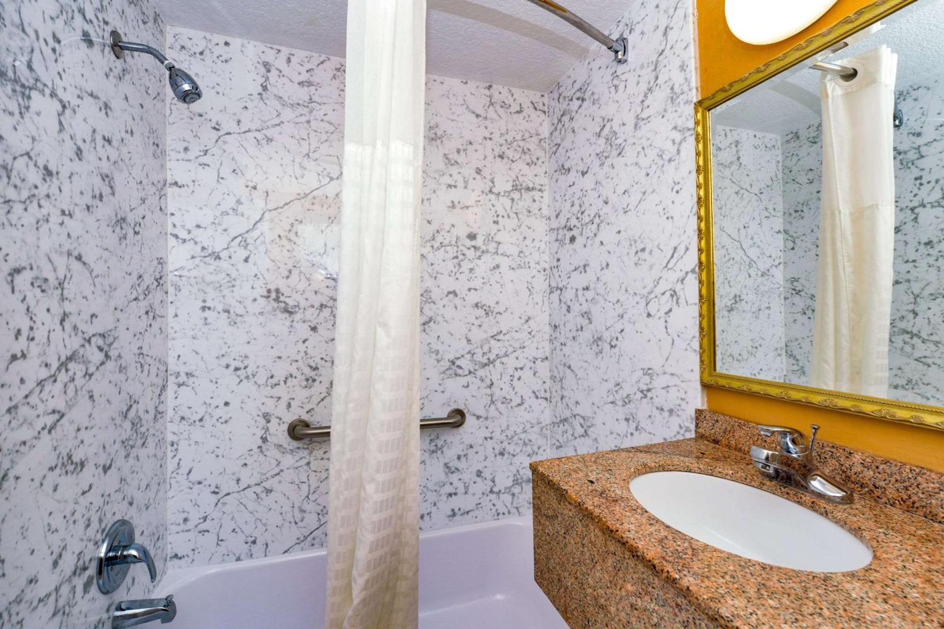 Rodeway Inn Orleans - Cape Cod photo 49