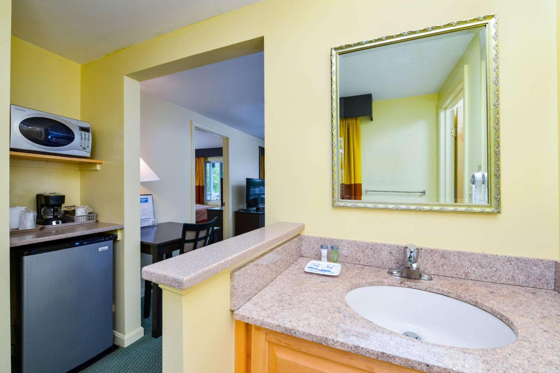 Rodeway Inn Orleans - Cape Cod photo 43