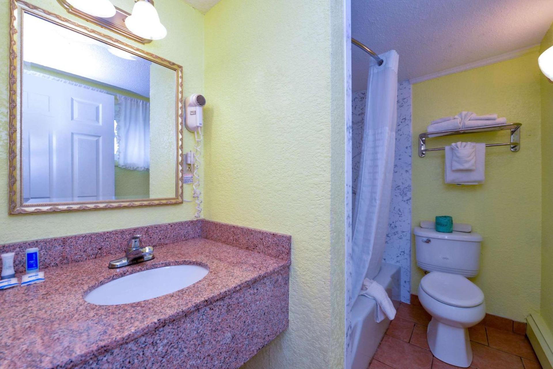 Rodeway Inn Orleans - Cape Cod photo 36