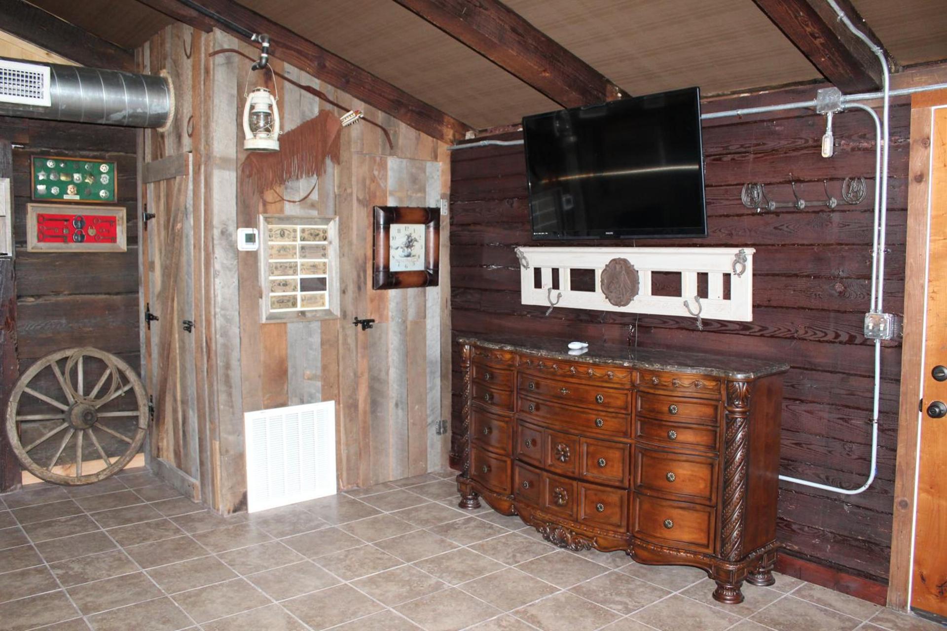 Samantha's Timber Inn photo 5