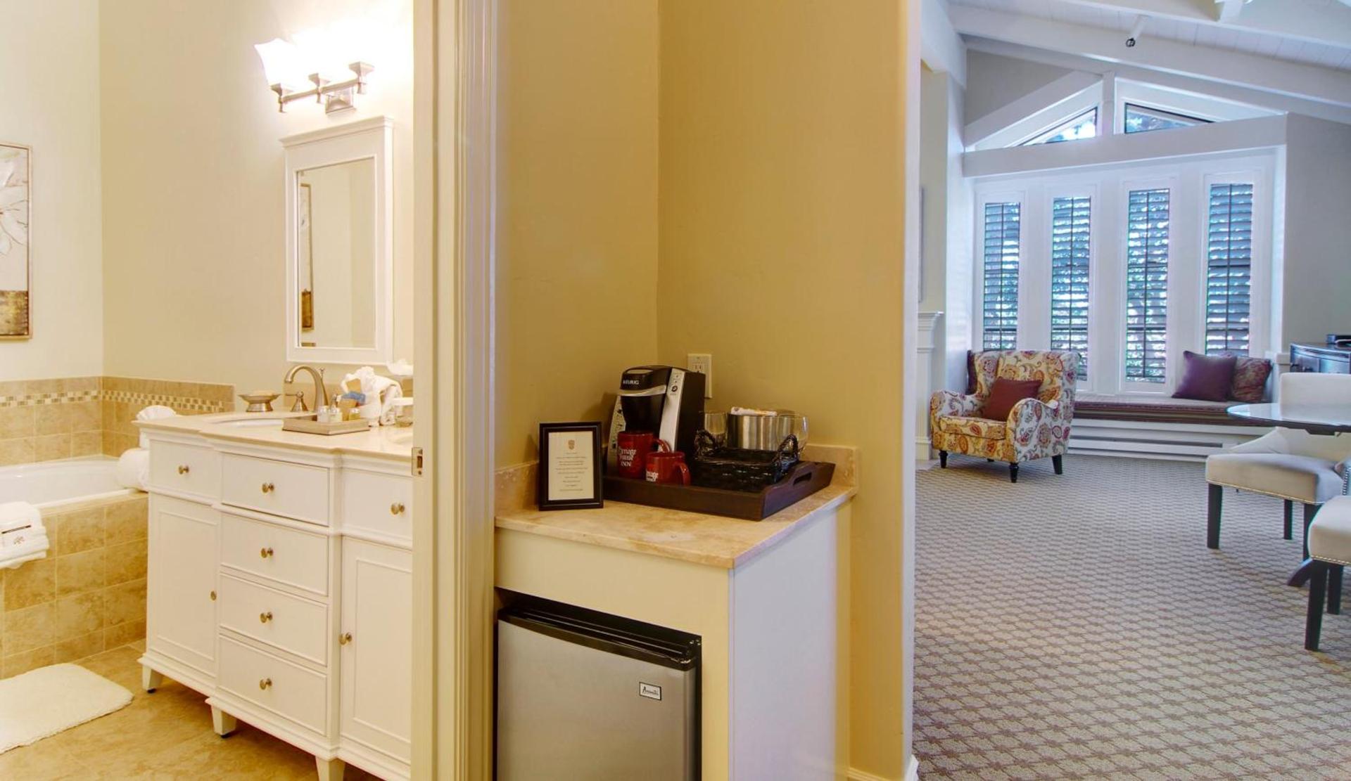 Carriage House Inn photo 20