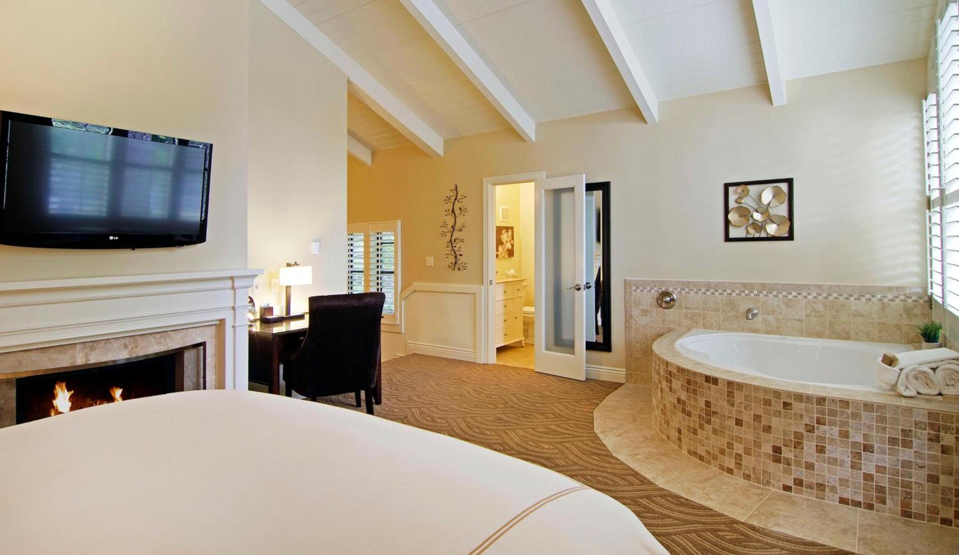 Carriage House Inn photo 12