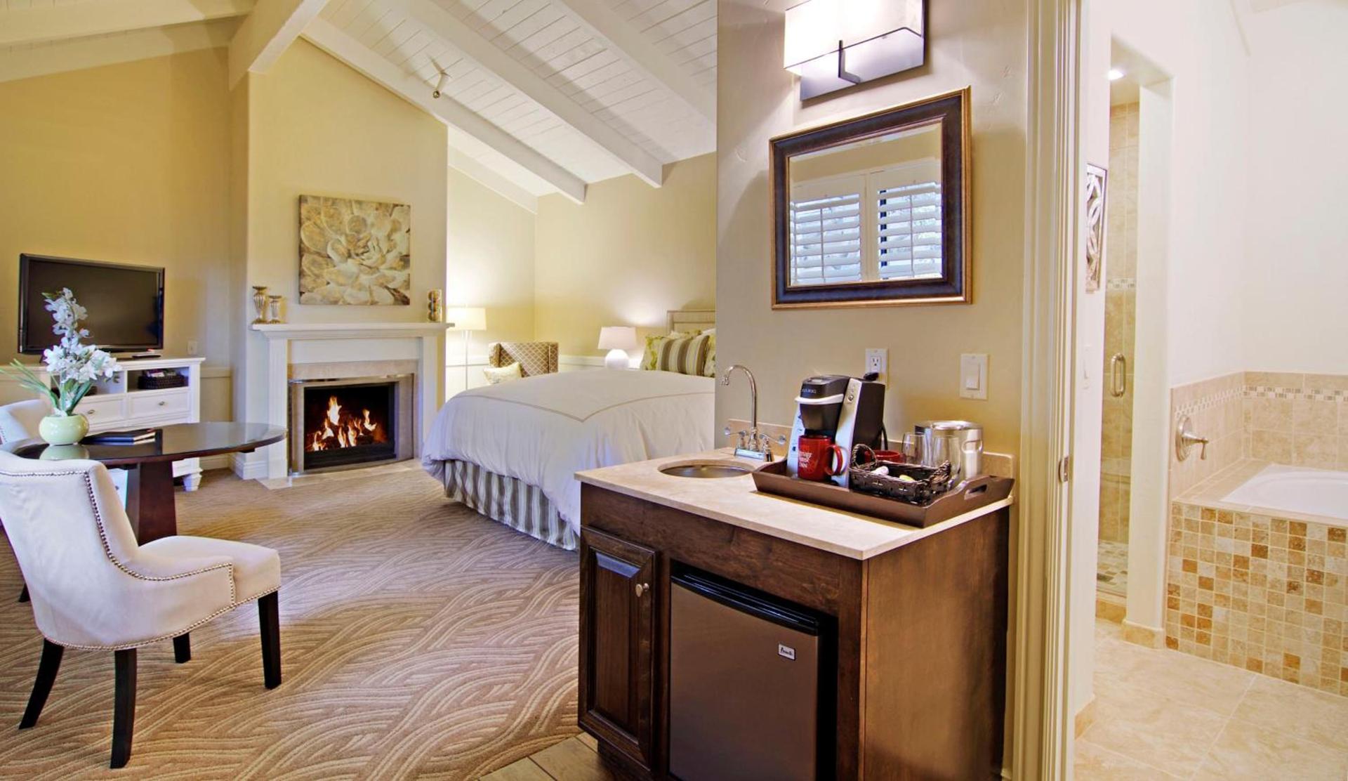 Carriage House Inn photo 14