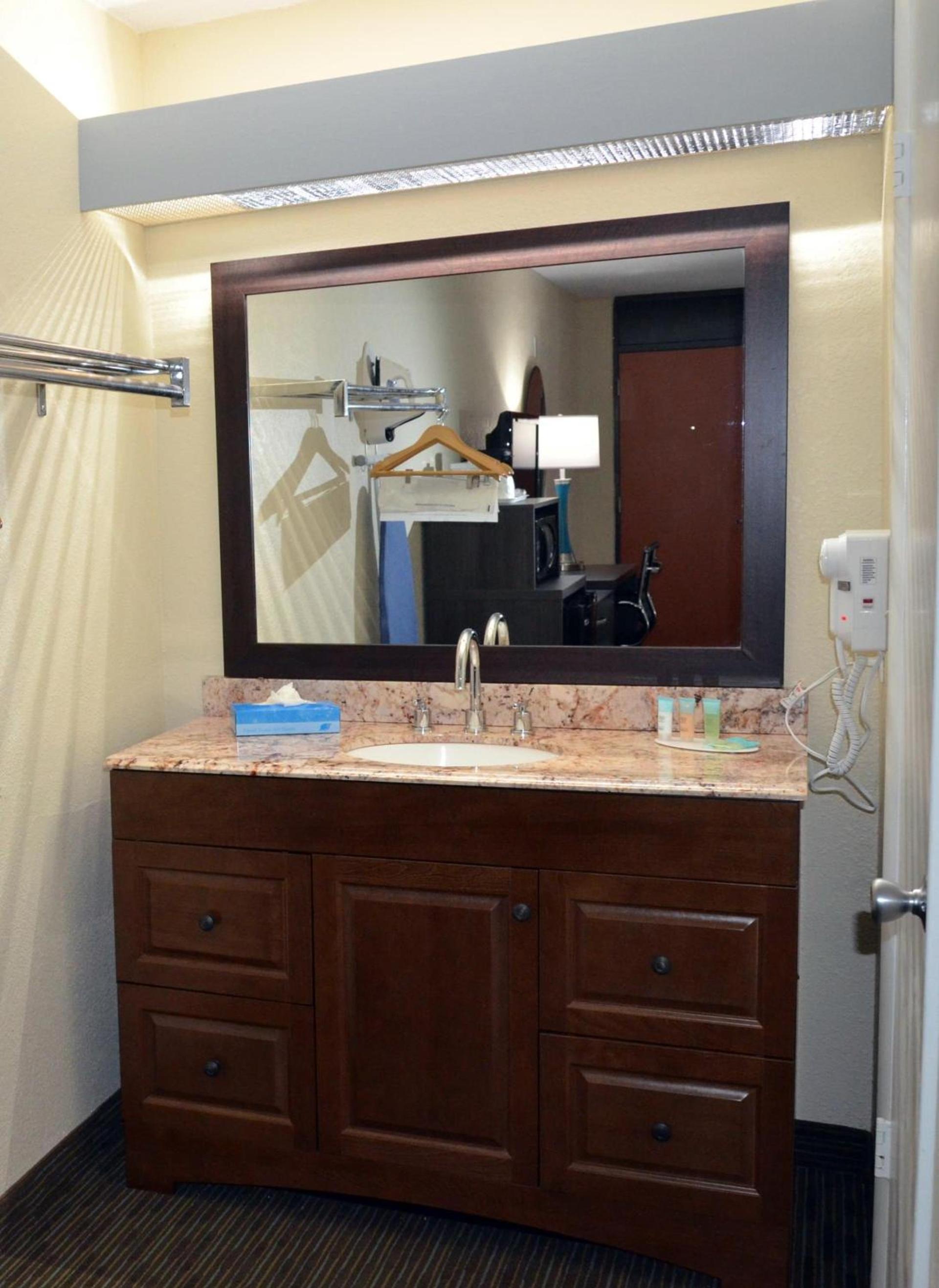Days Inn & Suites by Wyndham Orlando Airport photo 13
