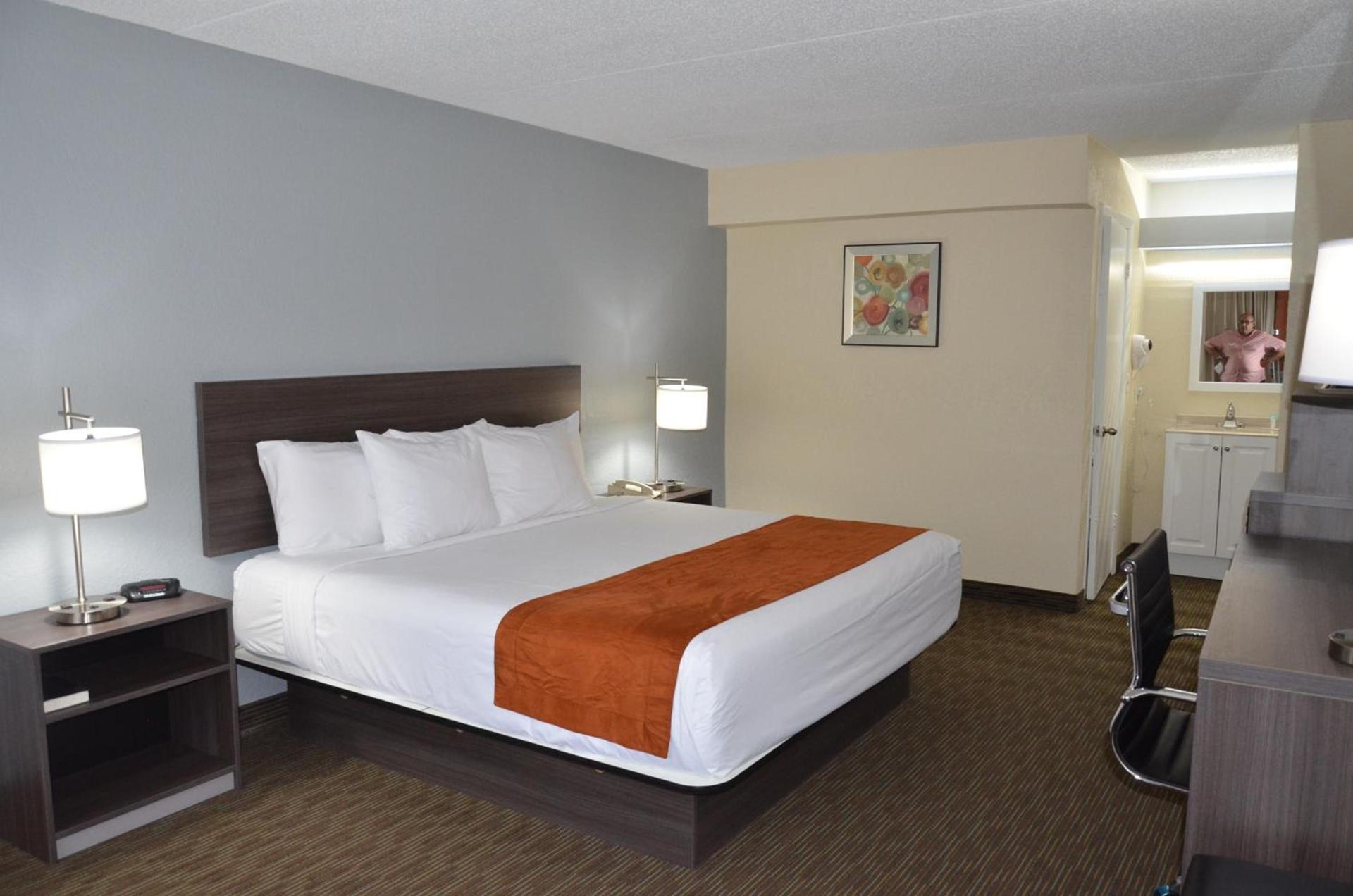 Days Inn & Suites by Wyndham Orlando Airport photo 8
