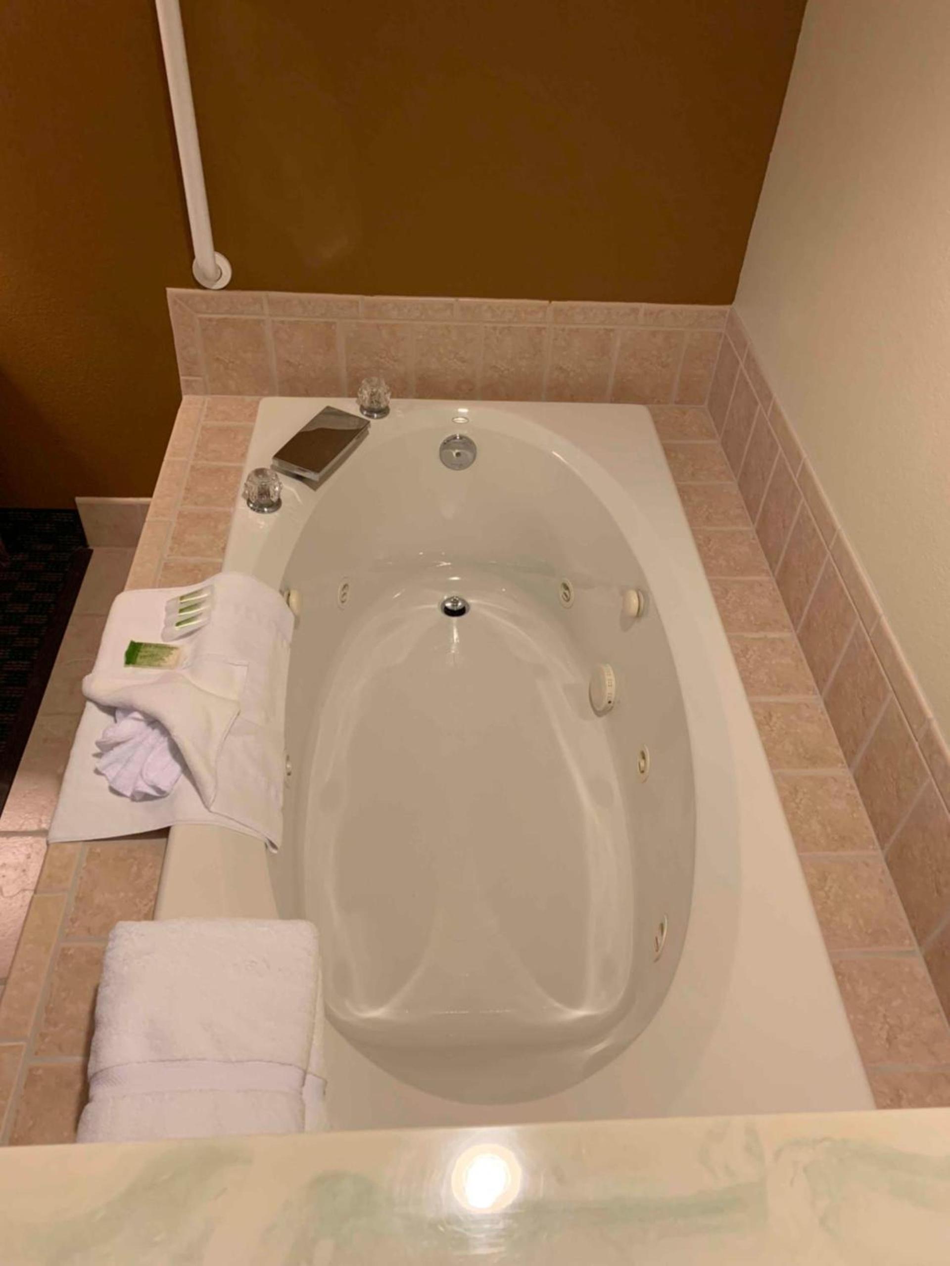 AmericInn by Wyndham Cody photo 32