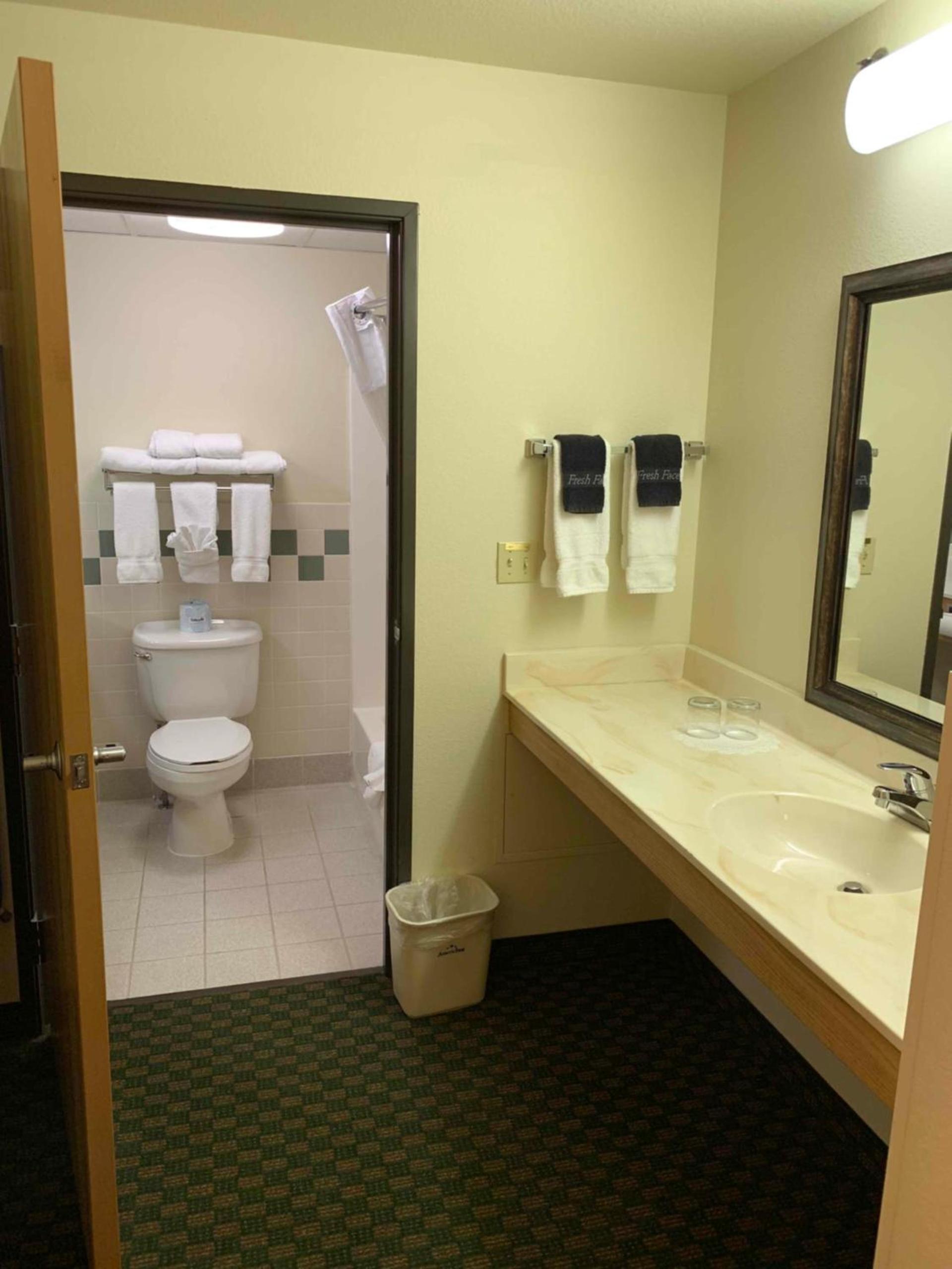 AmericInn by Wyndham Cody photo 55