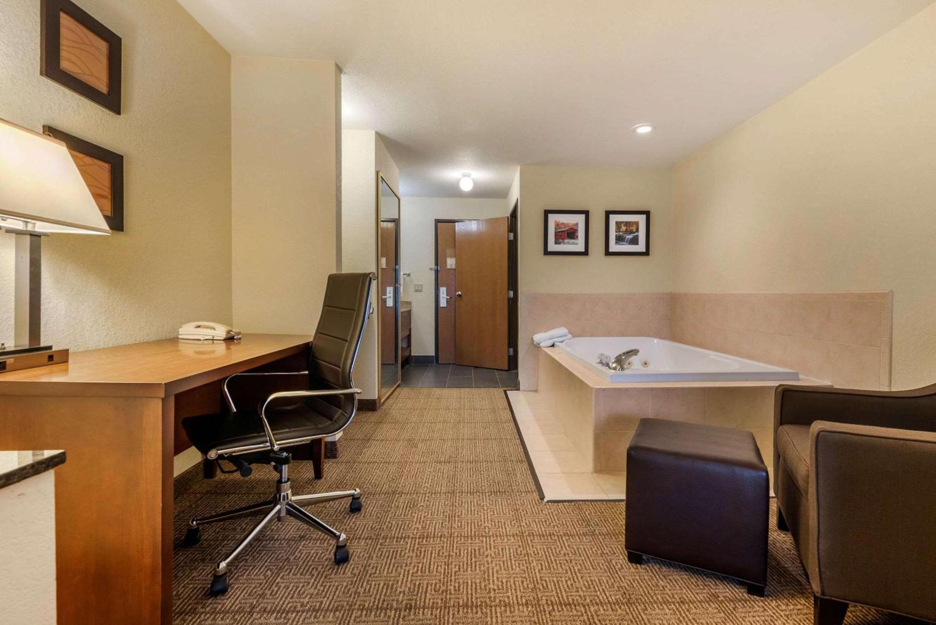 Comfort Inn Warren I-69 photo 7