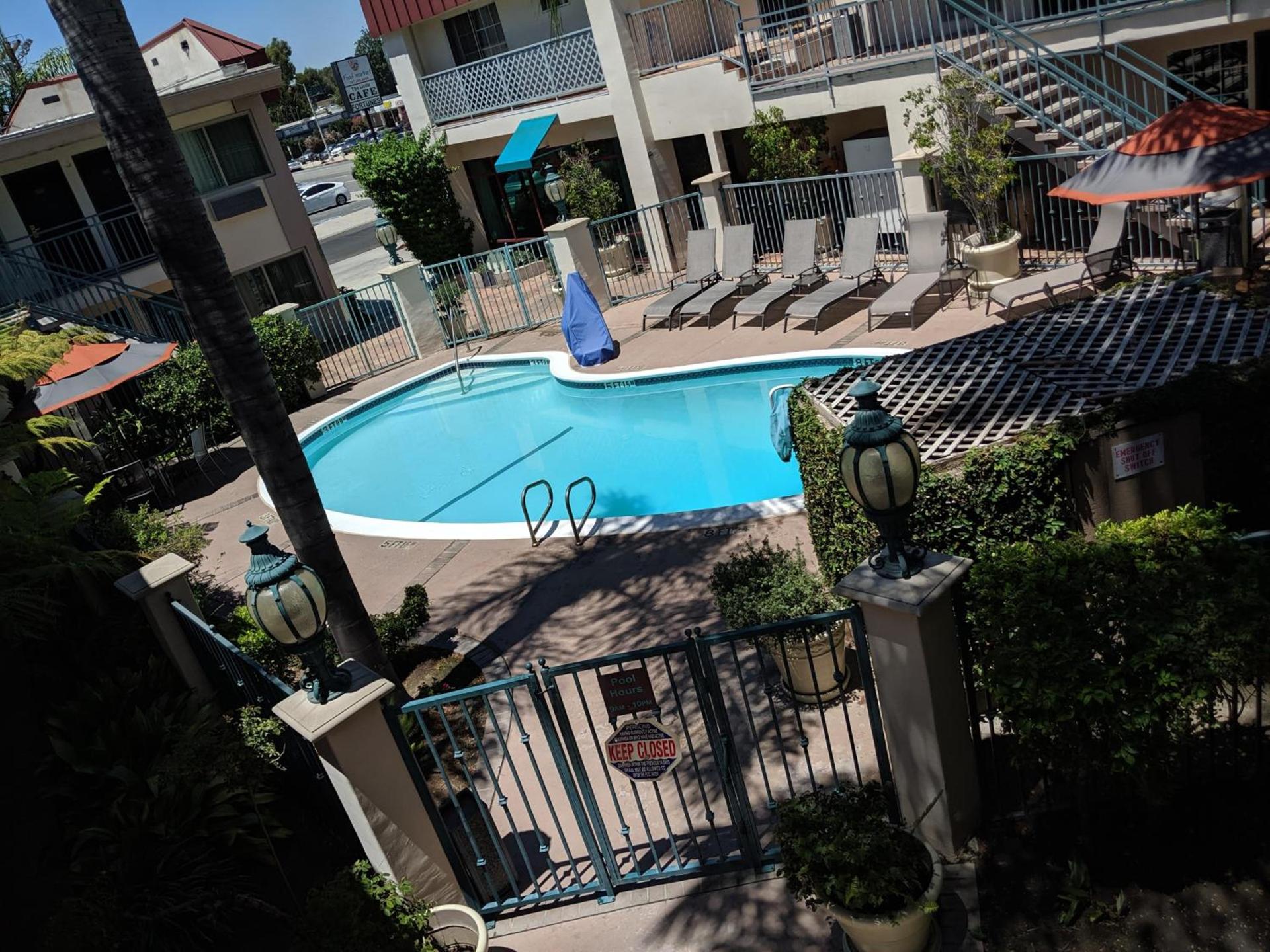Tarzana Inn photo 2