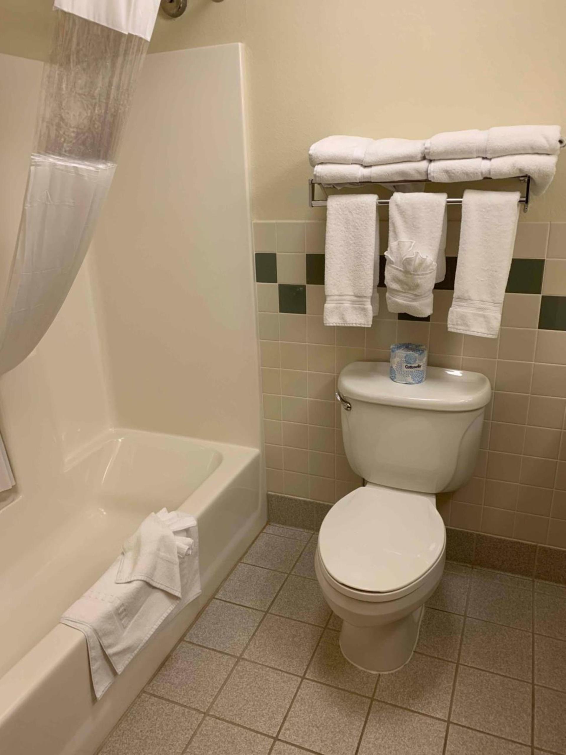 AmericInn by Wyndham Cody photo 24