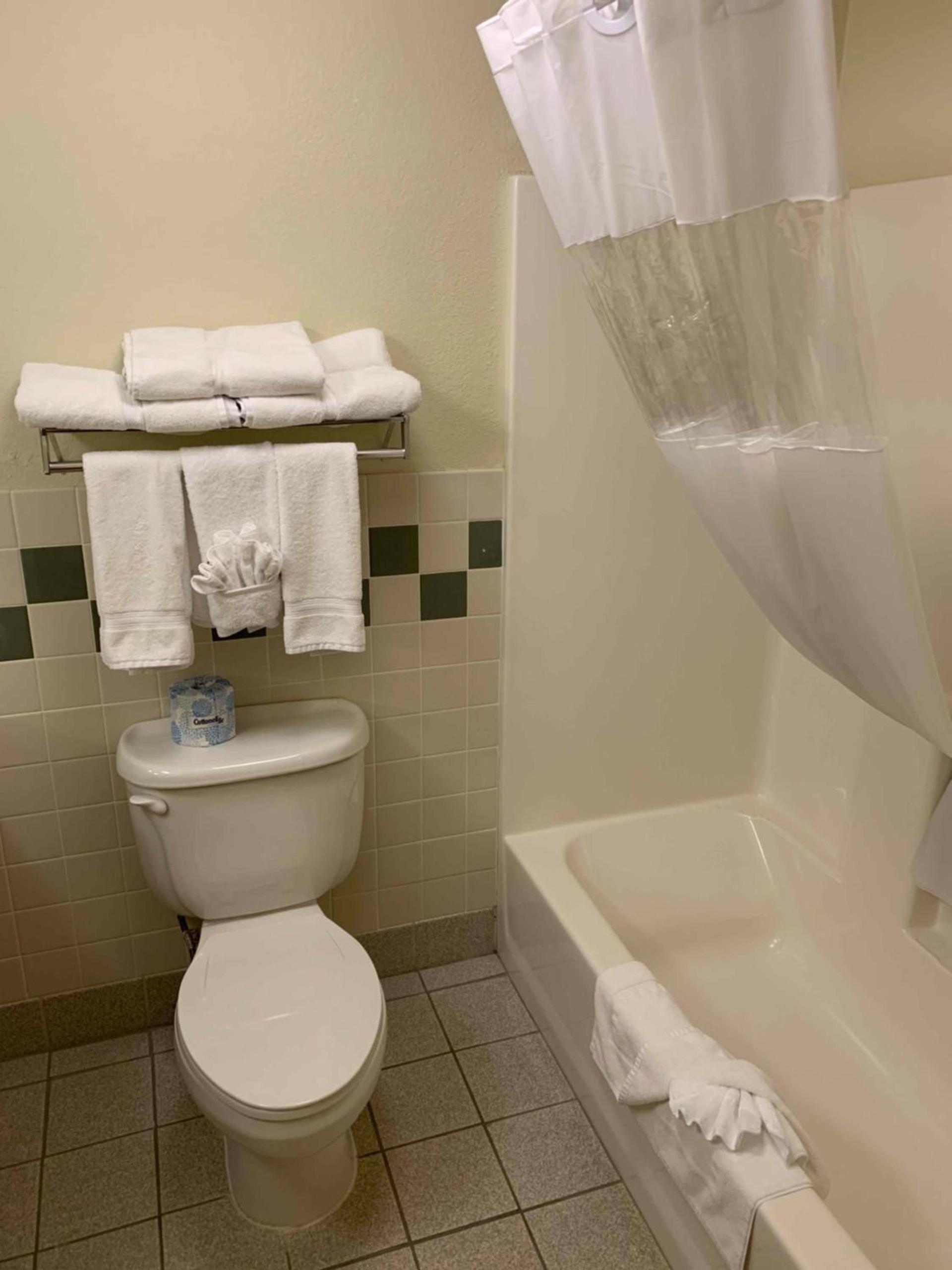 AmericInn by Wyndham Cody photo 16