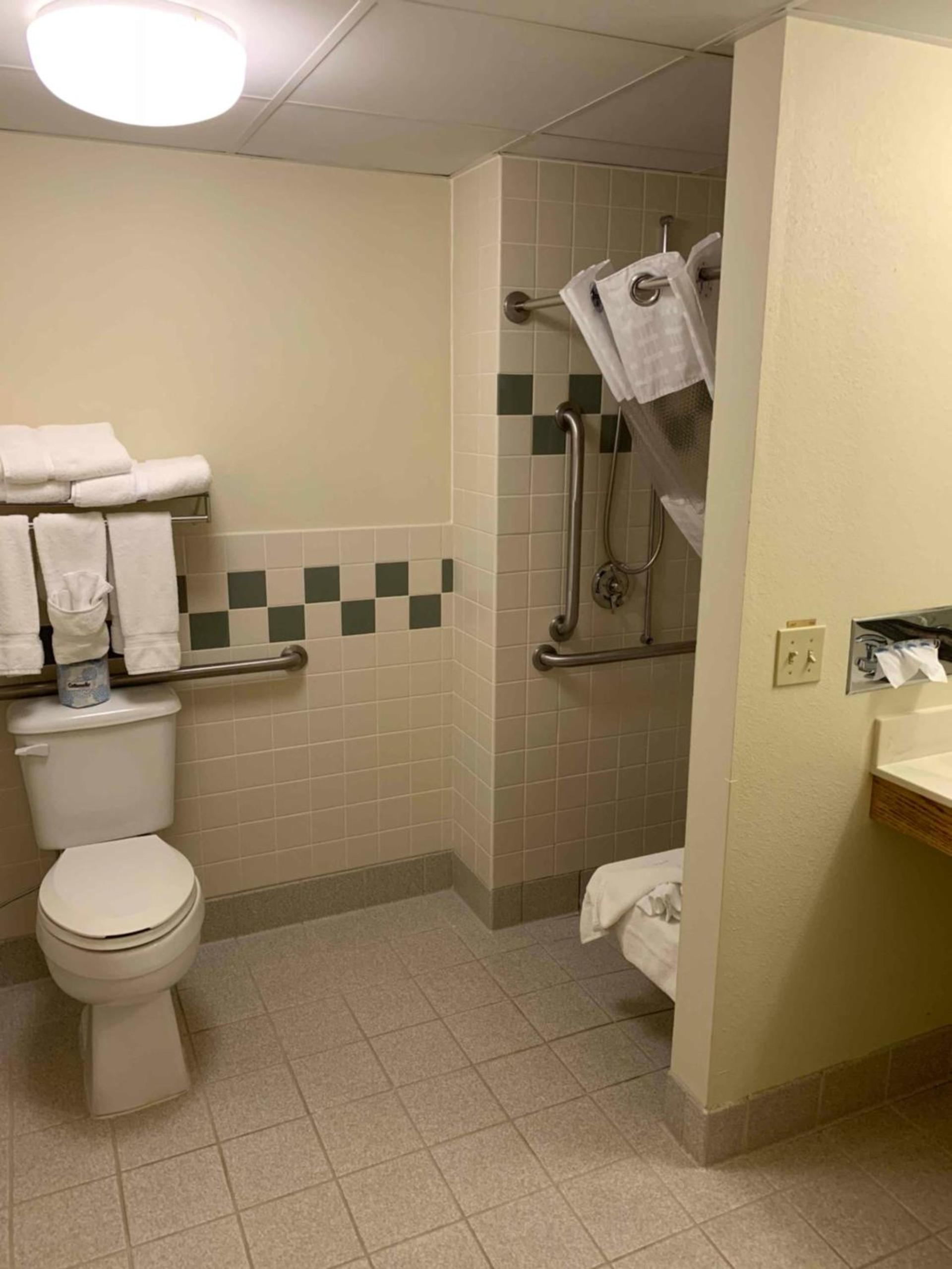 AmericInn by Wyndham Cody photo 10