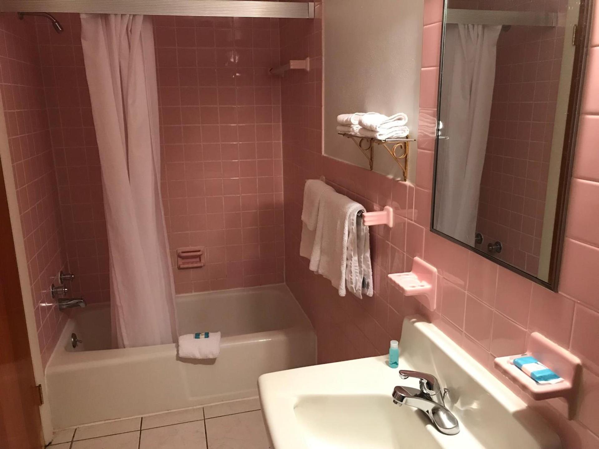 Simmons Motel and Suites photo 92