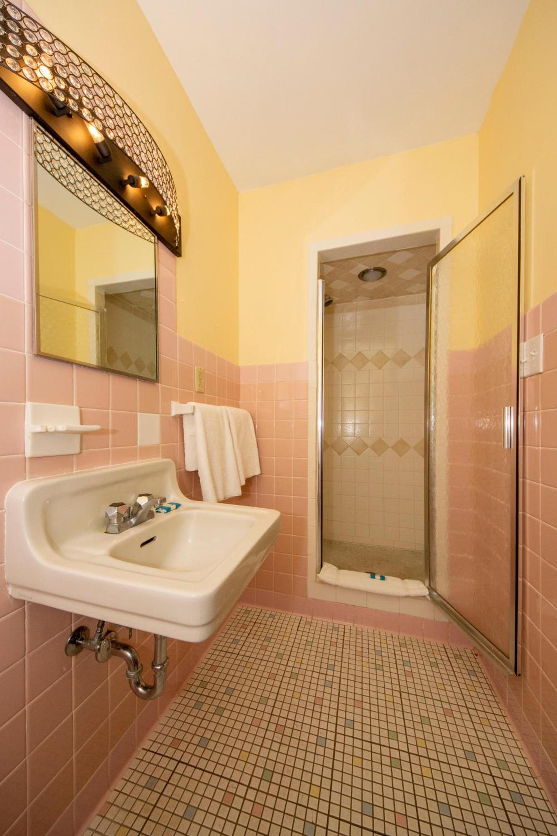 Simmons Motel and Suites photo 91
