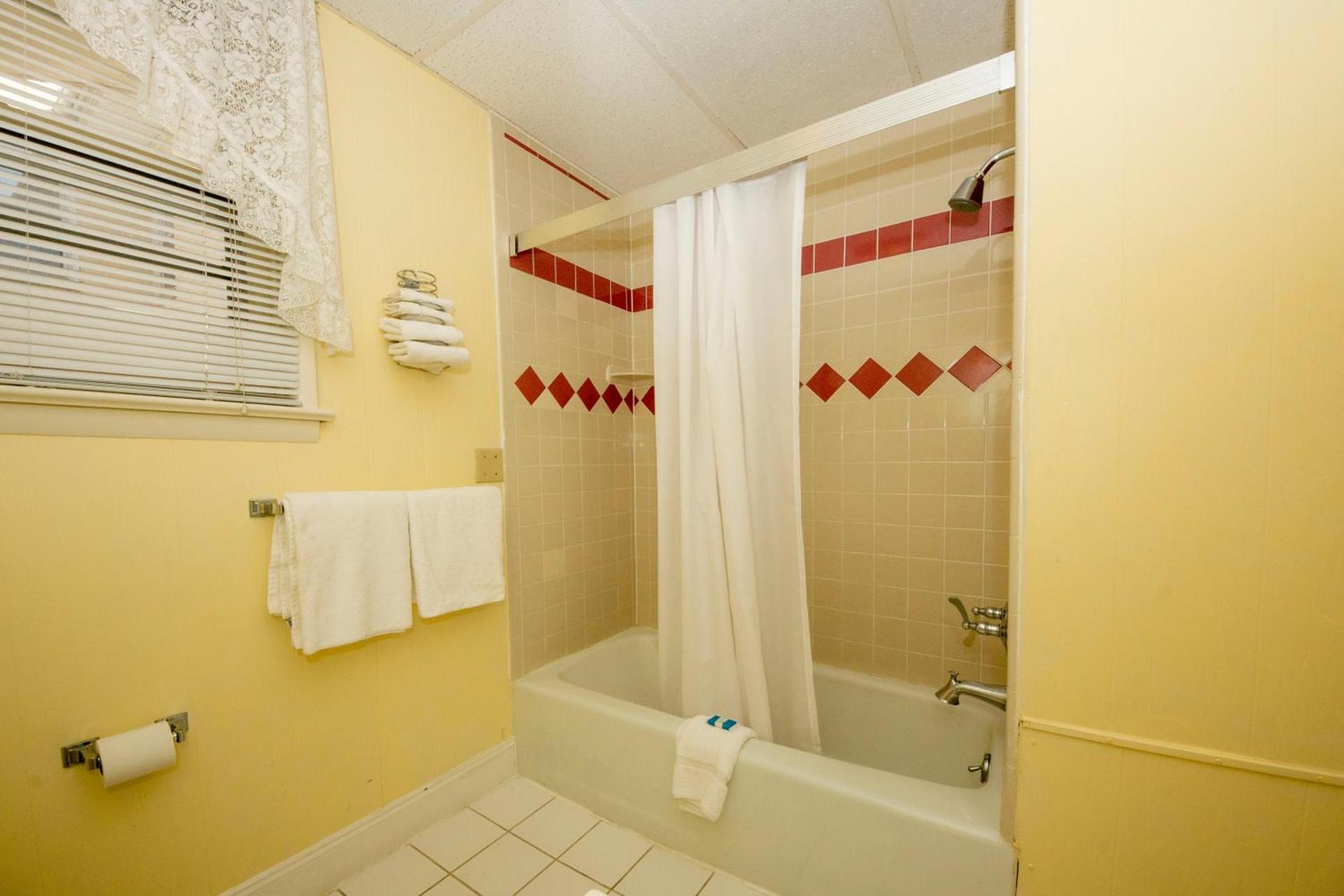 Simmons Motel and Suites photo 78