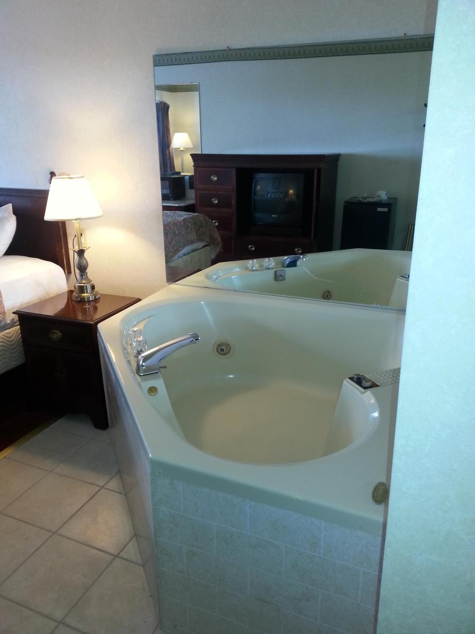 Days Inn by Wyndham Maumee/Toledo photo 40