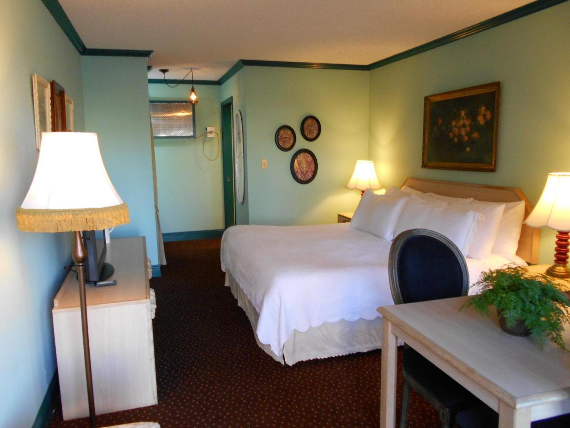 Victorian Inn photo 2
