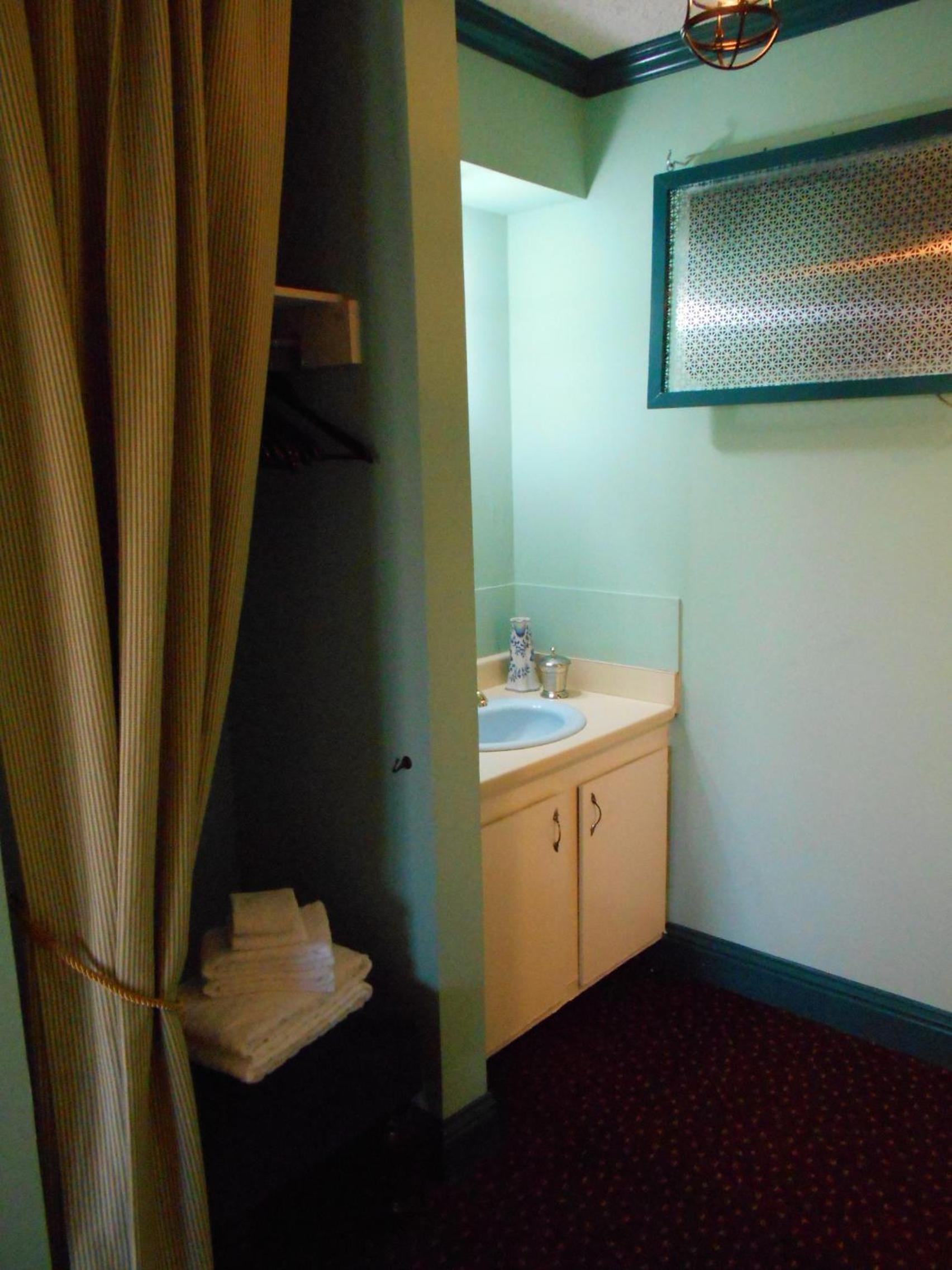 Victorian Inn photo 19