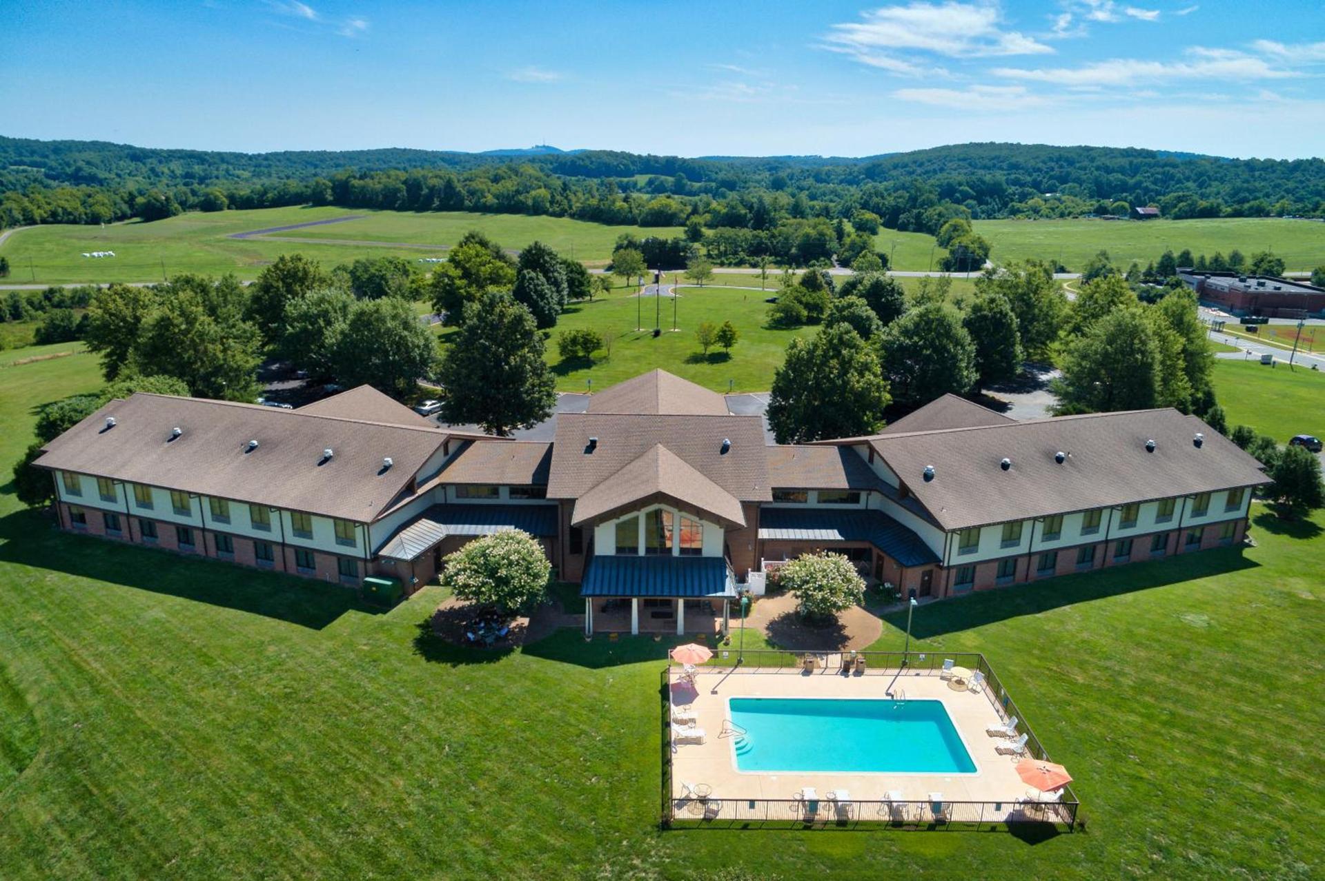Round Hill Inn photo 3