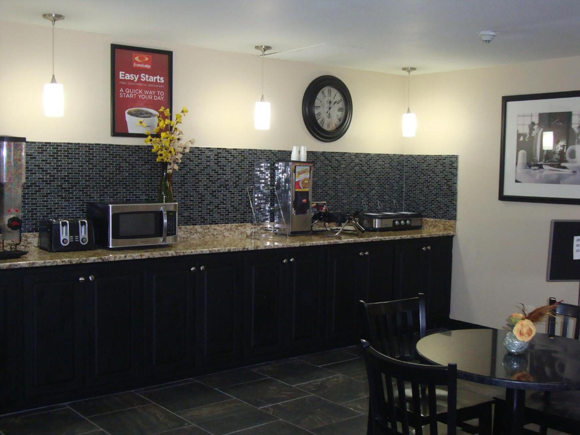 Econo Lodge Inn & Suites Jackson Northwest photo 19