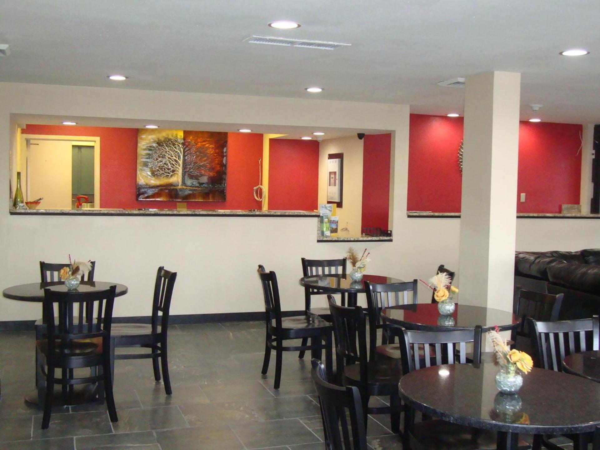 Econo Lodge Inn & Suites Jackson Northwest photo 11