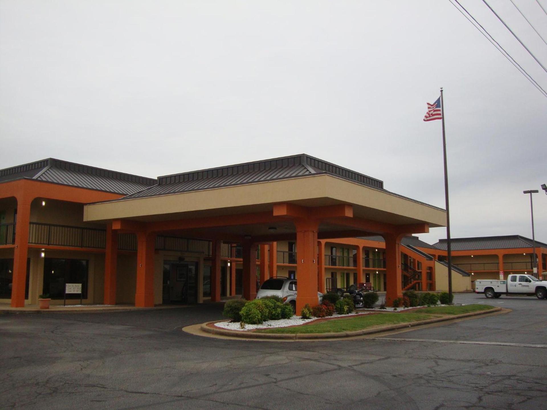 Econo Lodge Inn & Suites Jackson Northwest photo 1