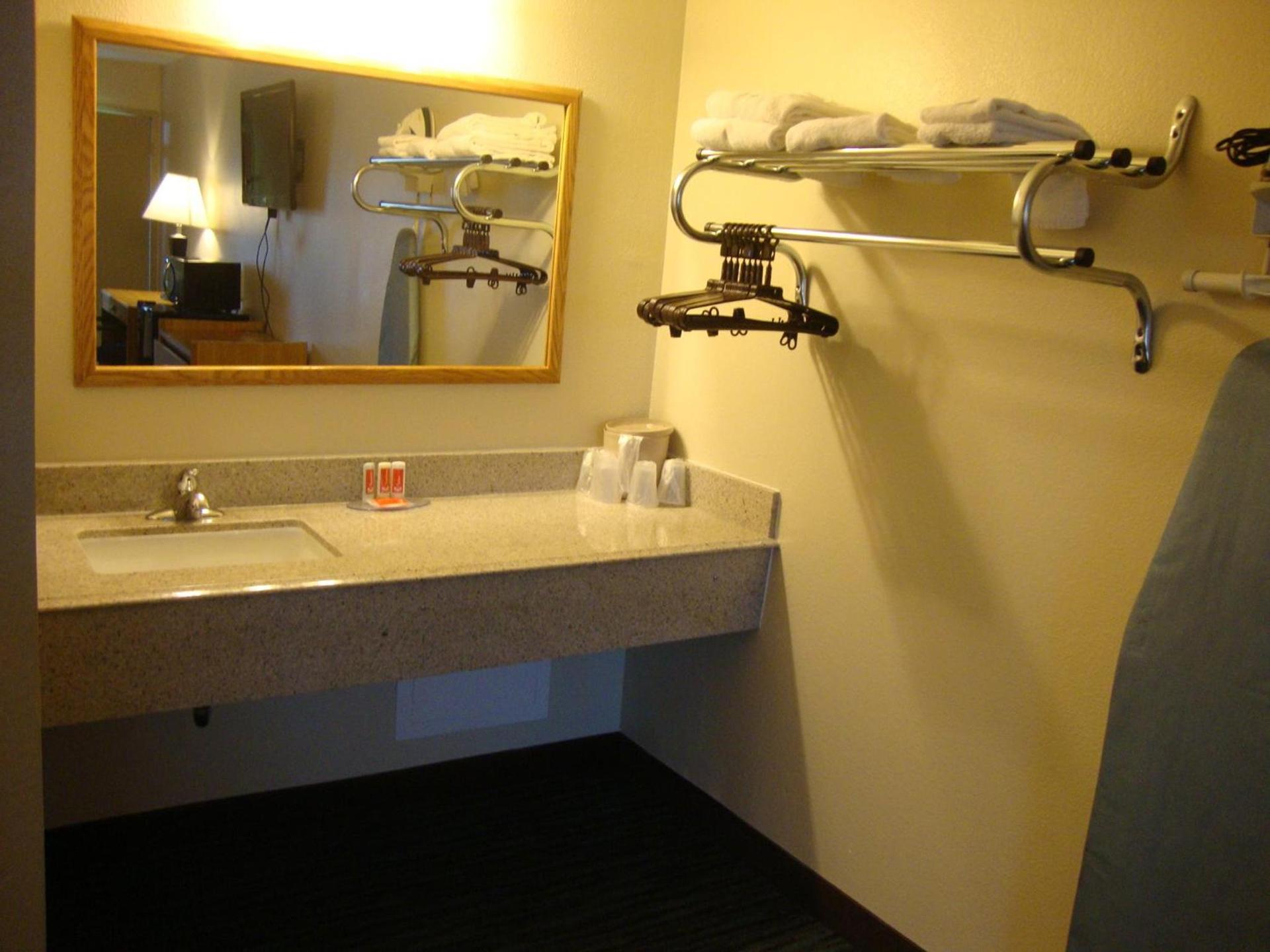 Econo Lodge Inn & Suites Jackson Northwest photo 16