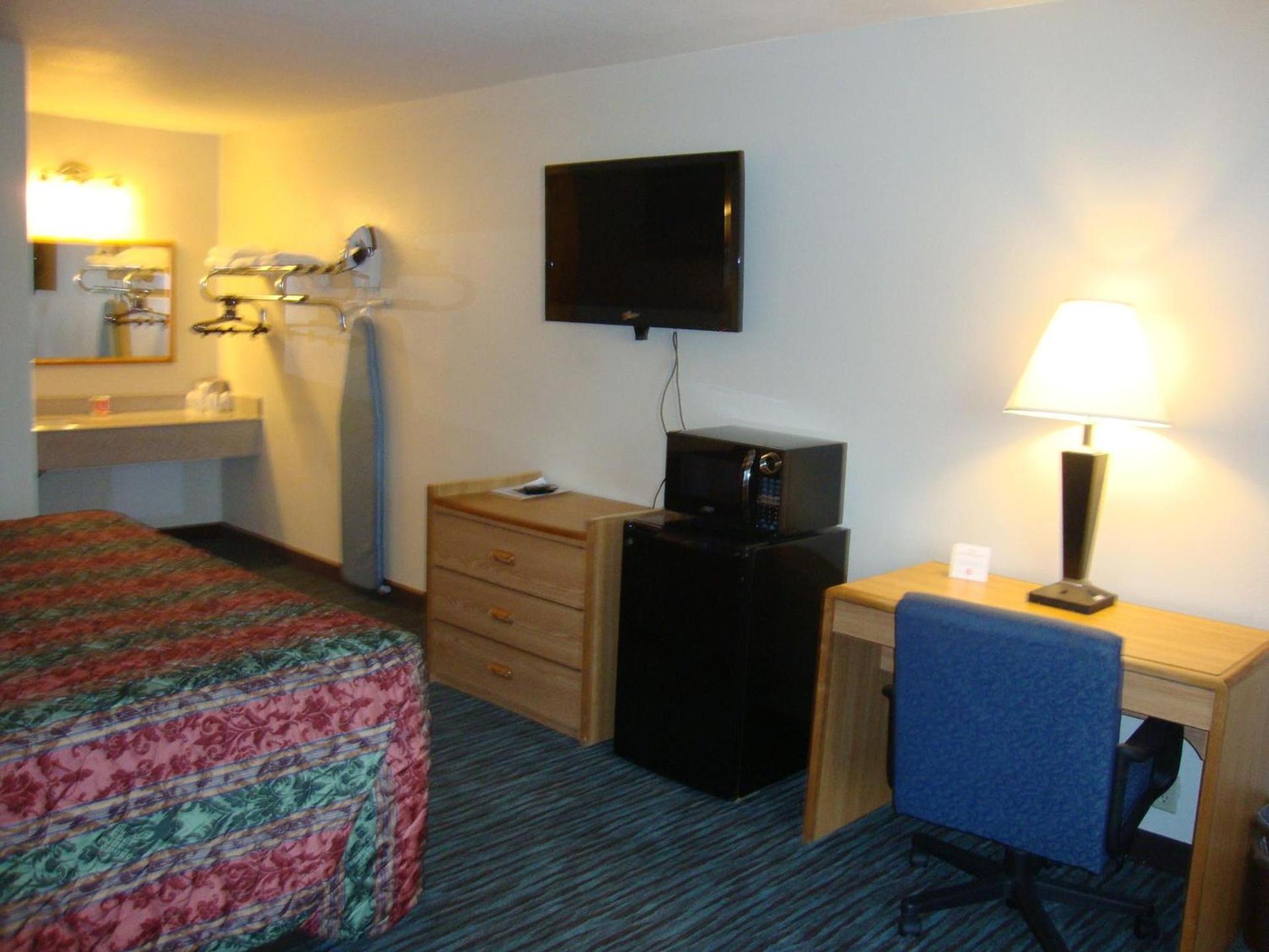 Econo Lodge Inn & Suites Jackson Northwest photo 17