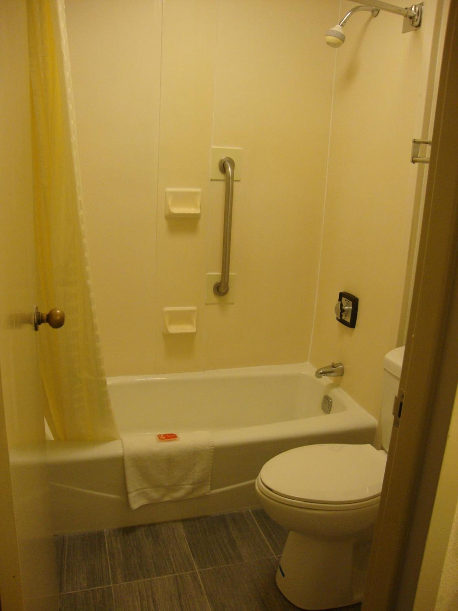Econo Lodge Inn & Suites Jackson Northwest photo 15