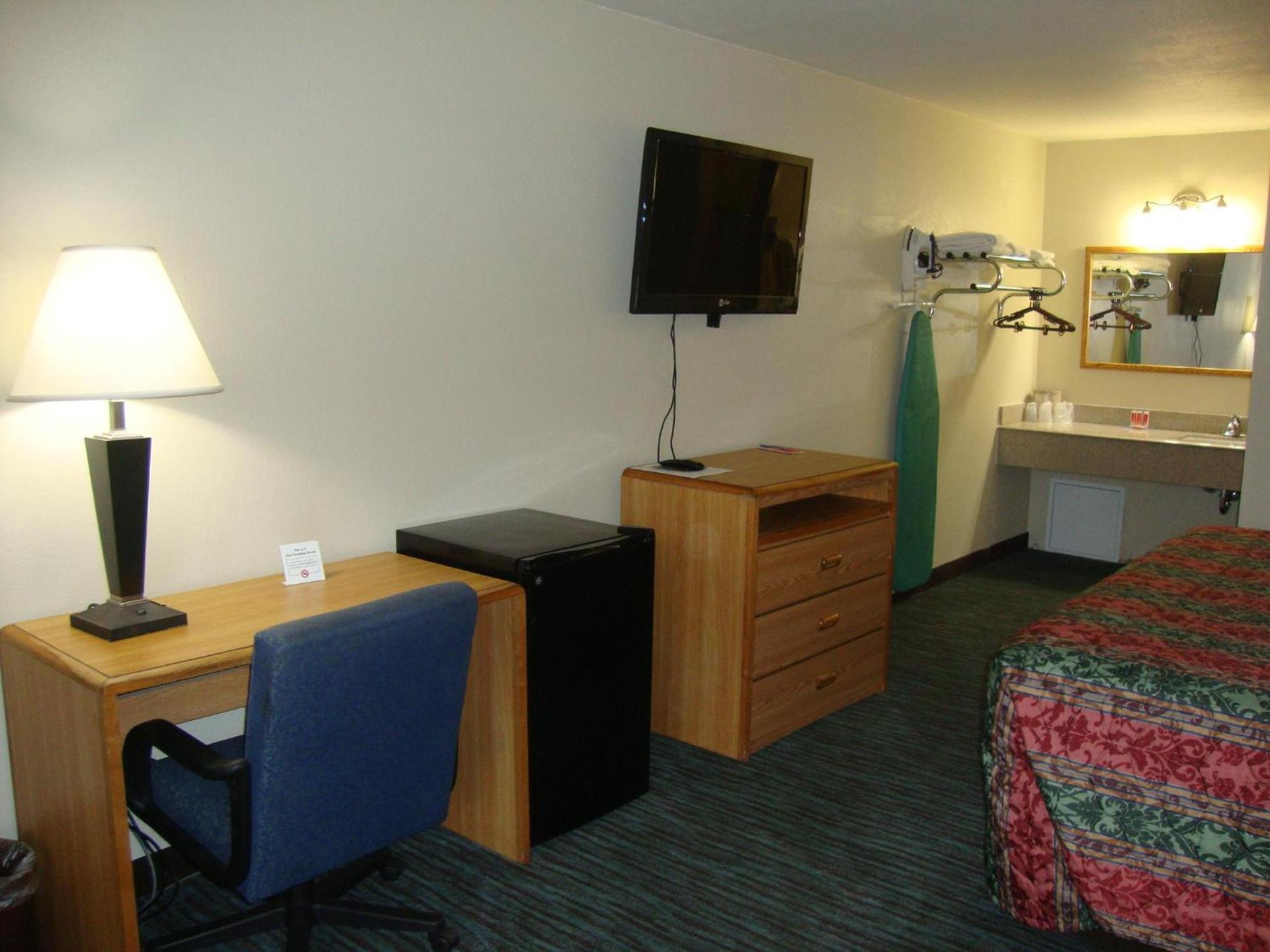 Econo Lodge Inn & Suites Jackson Northwest photo 8