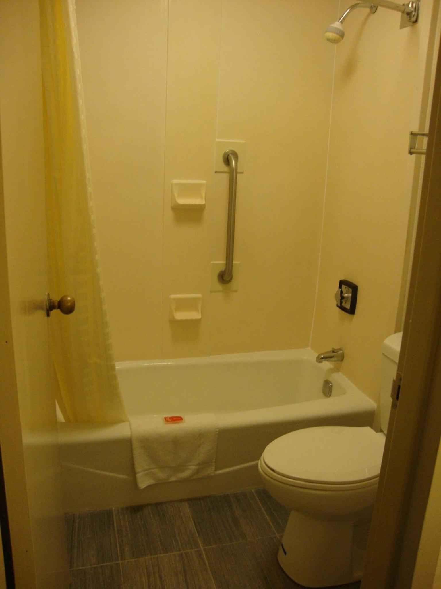 Econo Lodge Inn & Suites Jackson Northwest photo 22