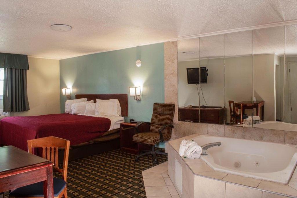 Boulevard Inn photo 6