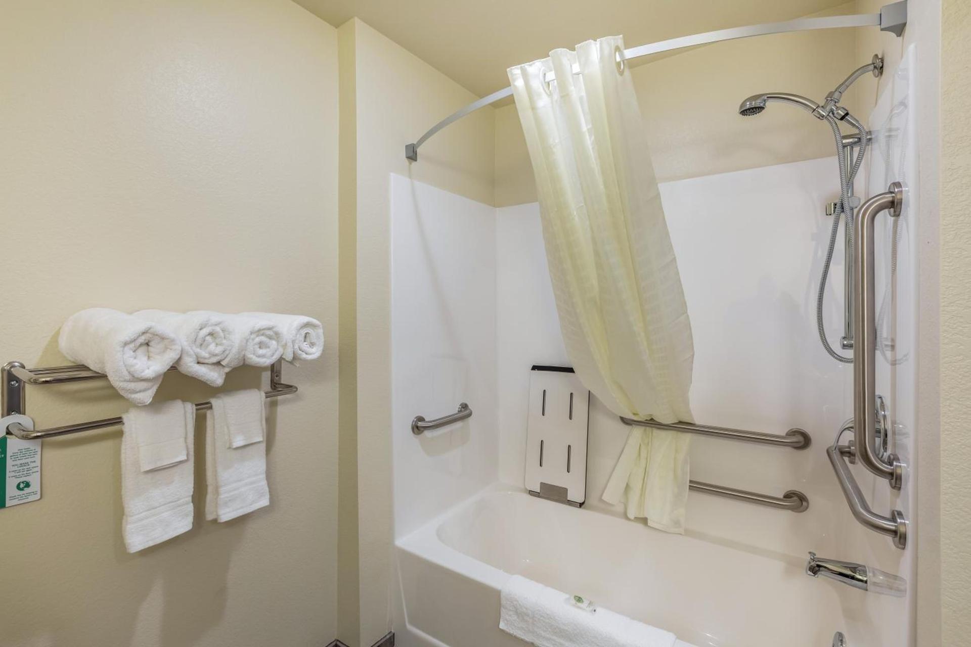 Cobblestone Hotel & Suites Hartford photo 2