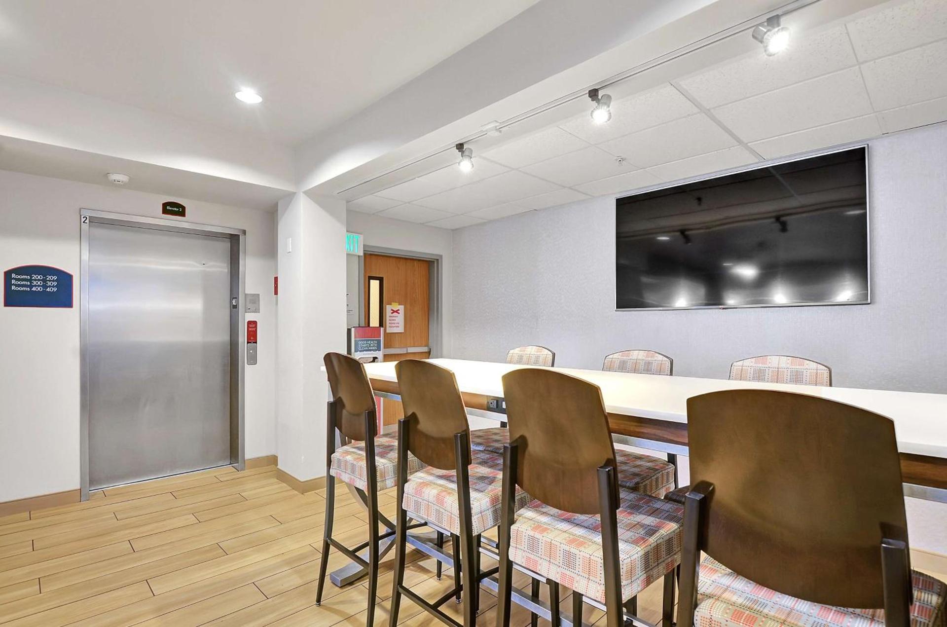 Executive Residency by Best Western Navigator Inn & Suites photo 4