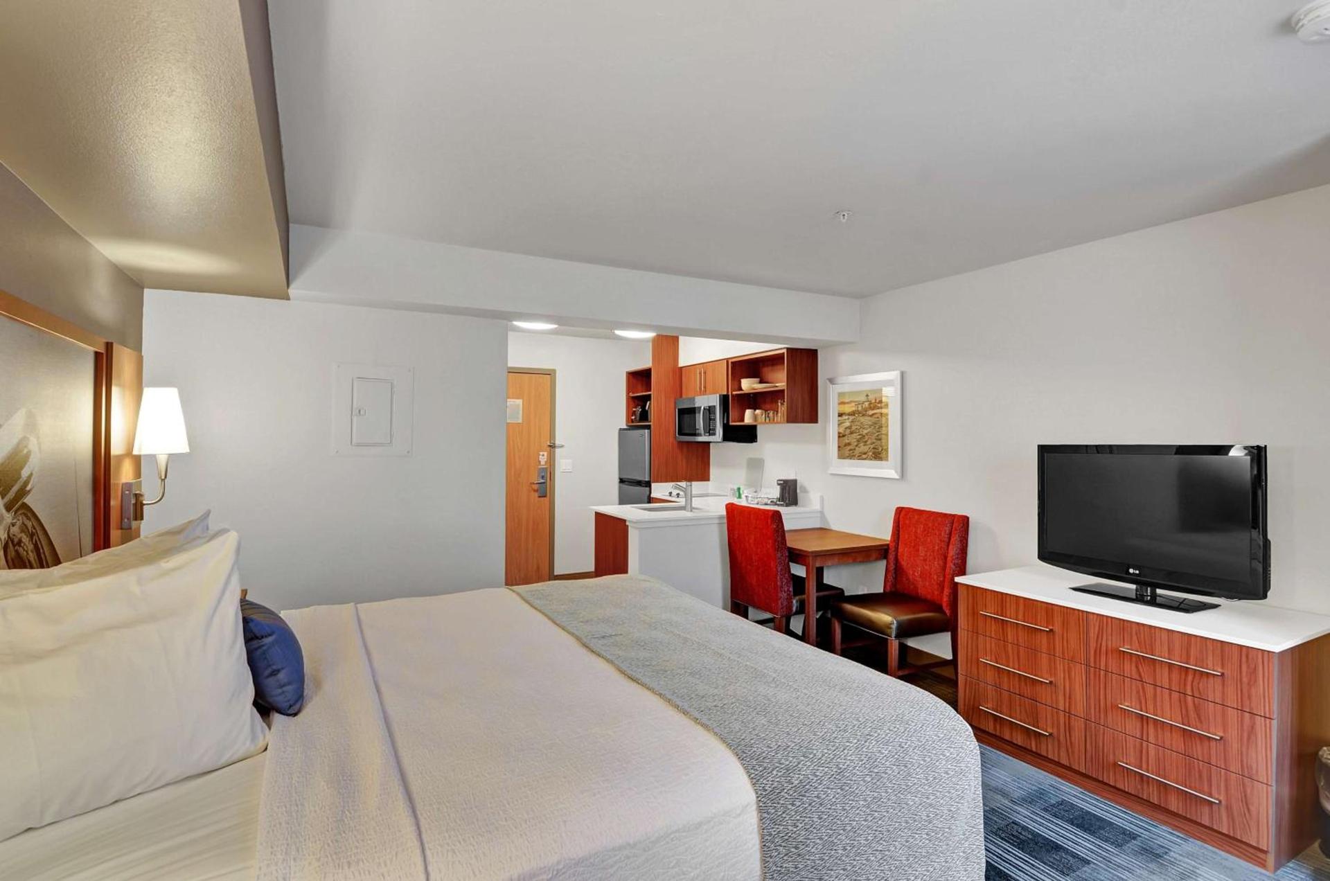 Executive Residency by Best Western Navigator Inn & Suites photo 8
