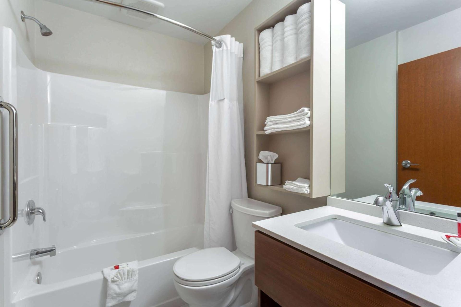 Microtel Inn & Suites by Wyndham Niagara Falls photo 6