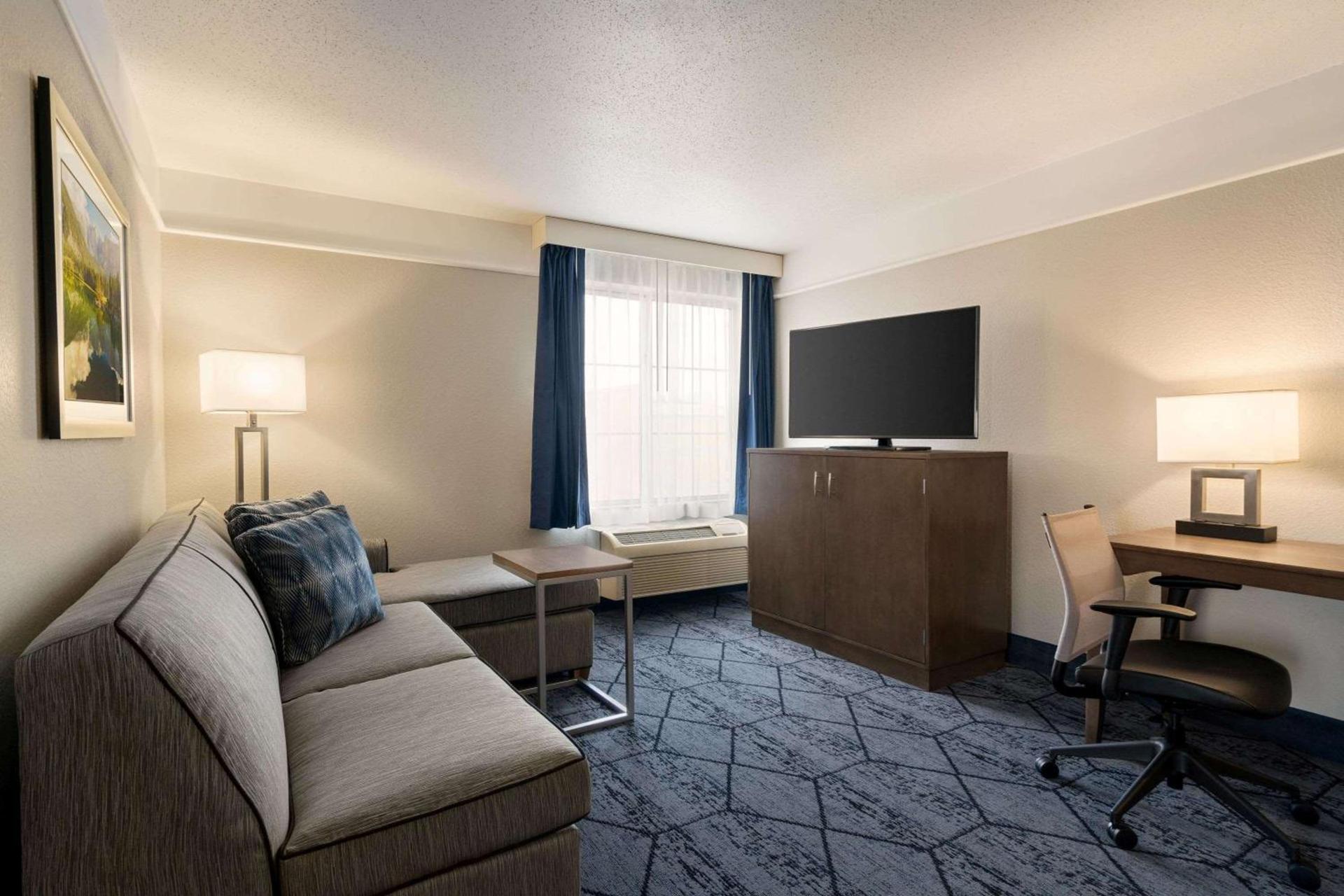 La Quinta Inn and Suites by Wyndham at WaTiki Waterpark photo 87