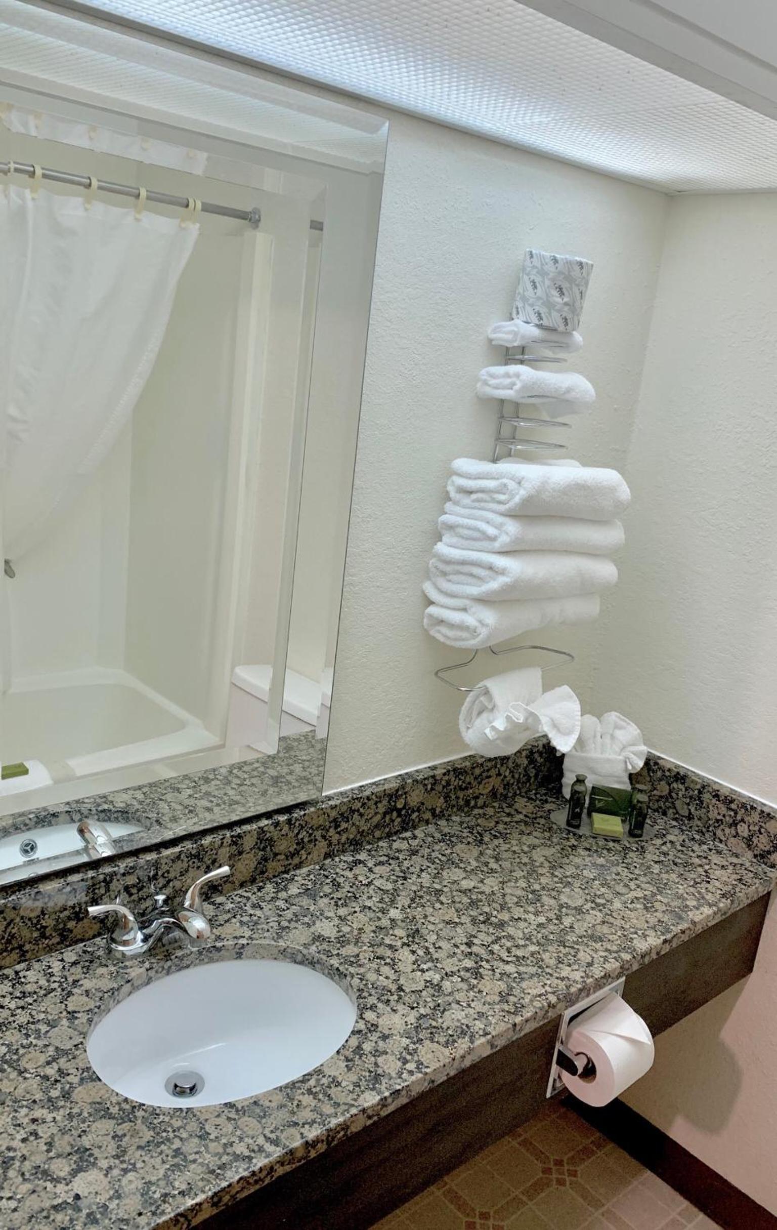 Bicentennial Inn photo 30