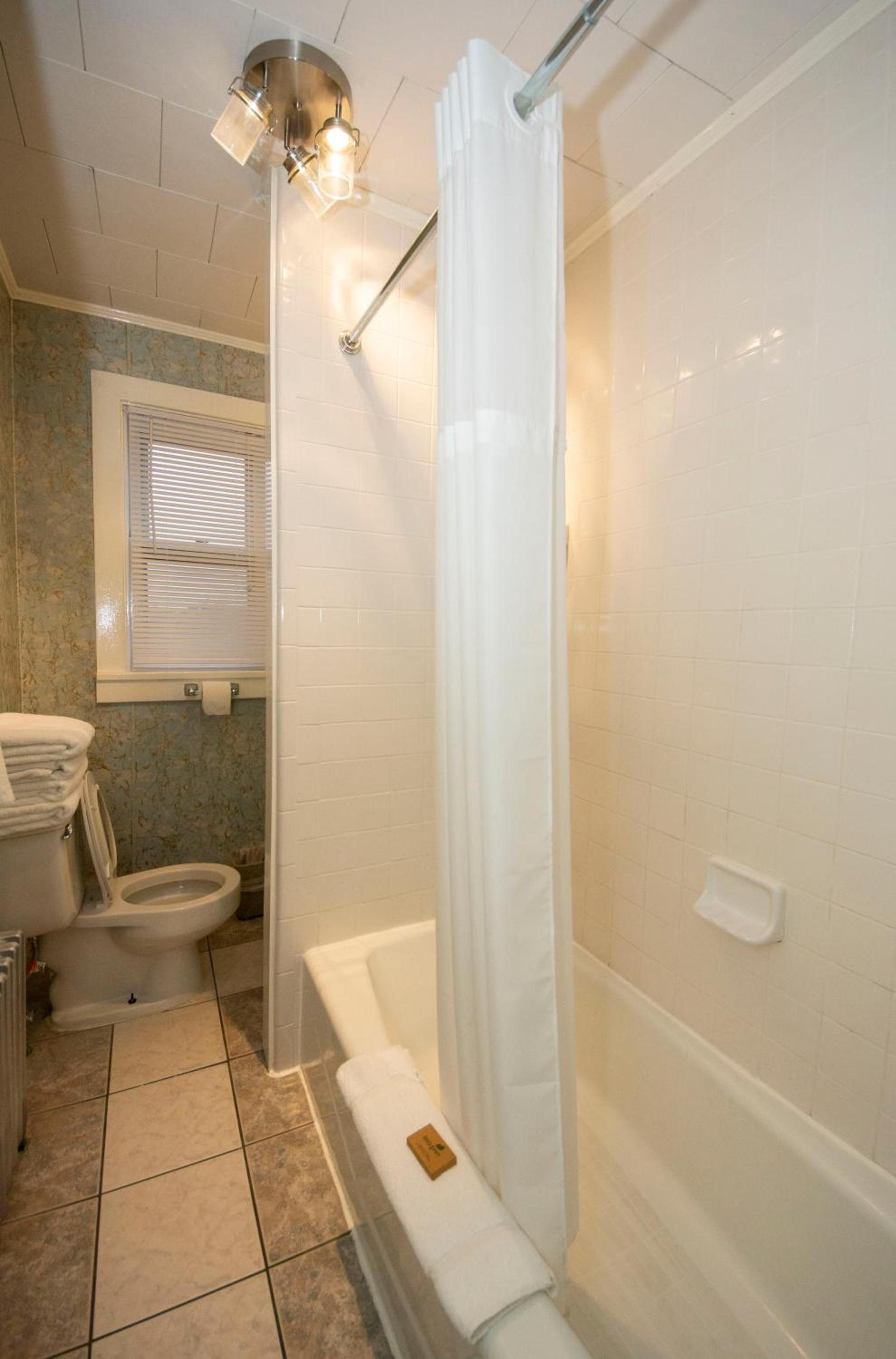Simmons Motel and Suites photo 54