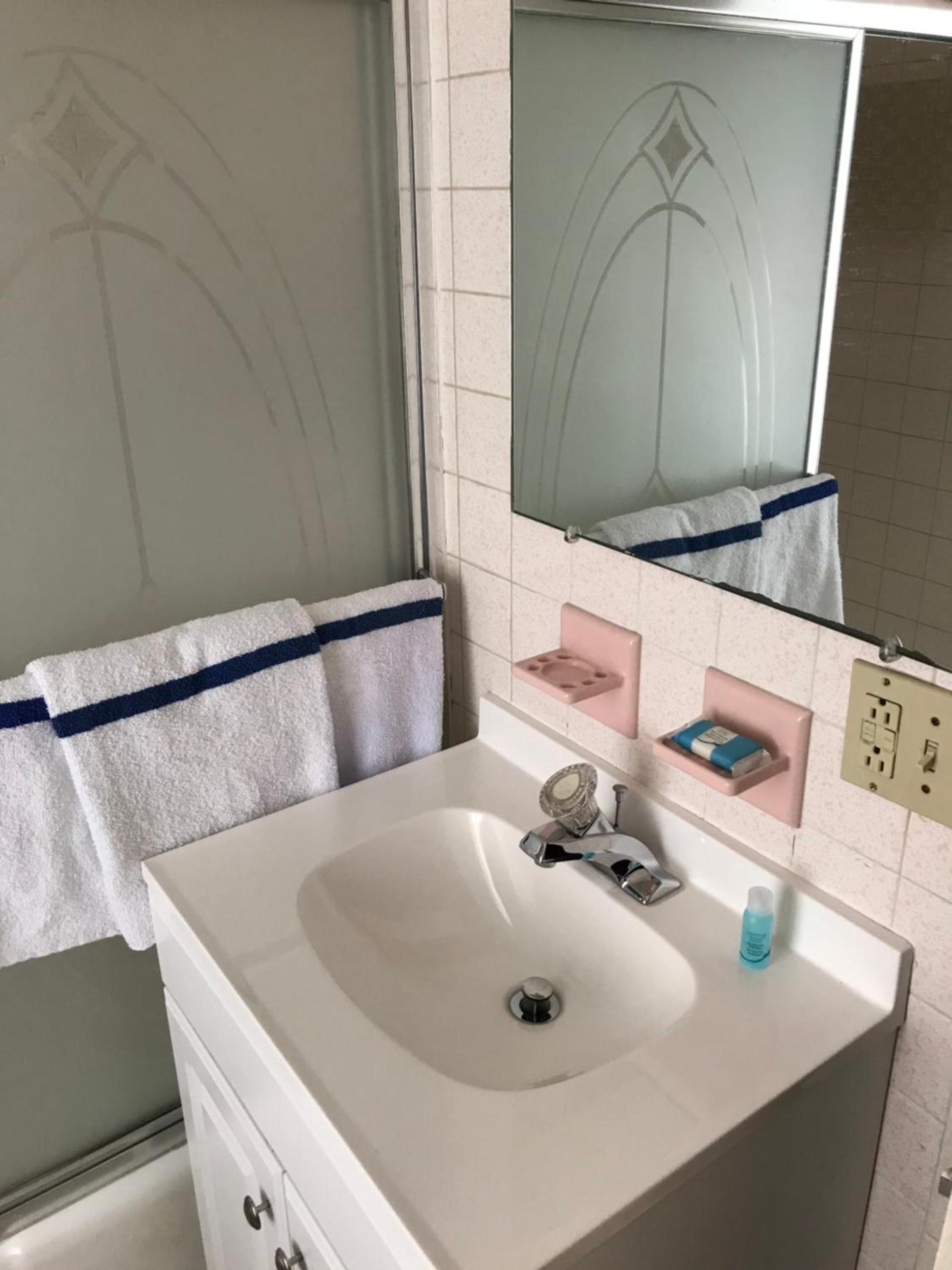 Simmons Motel and Suites photo 45