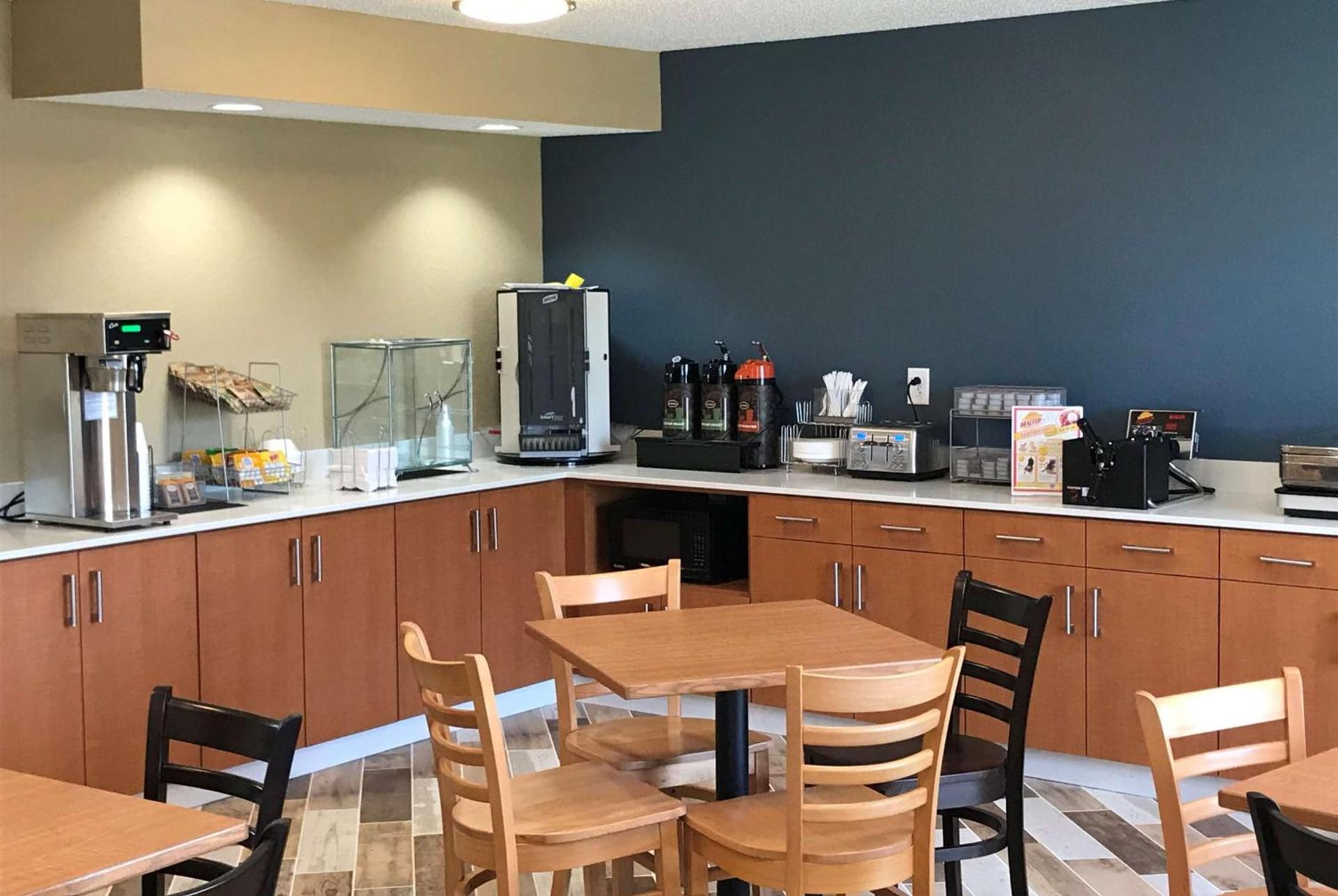 AmericInn by Wyndham Prairie du Chien photo 43