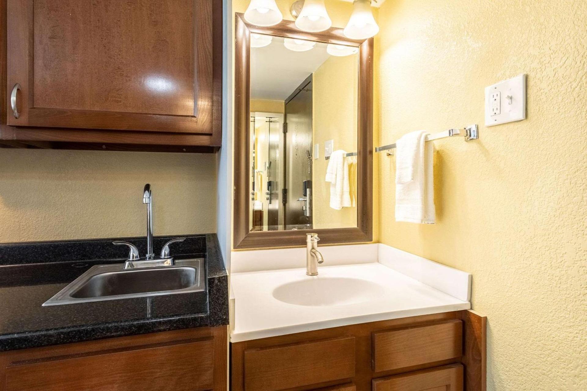 Americas Best Value Inn Fredonia NY photo 17