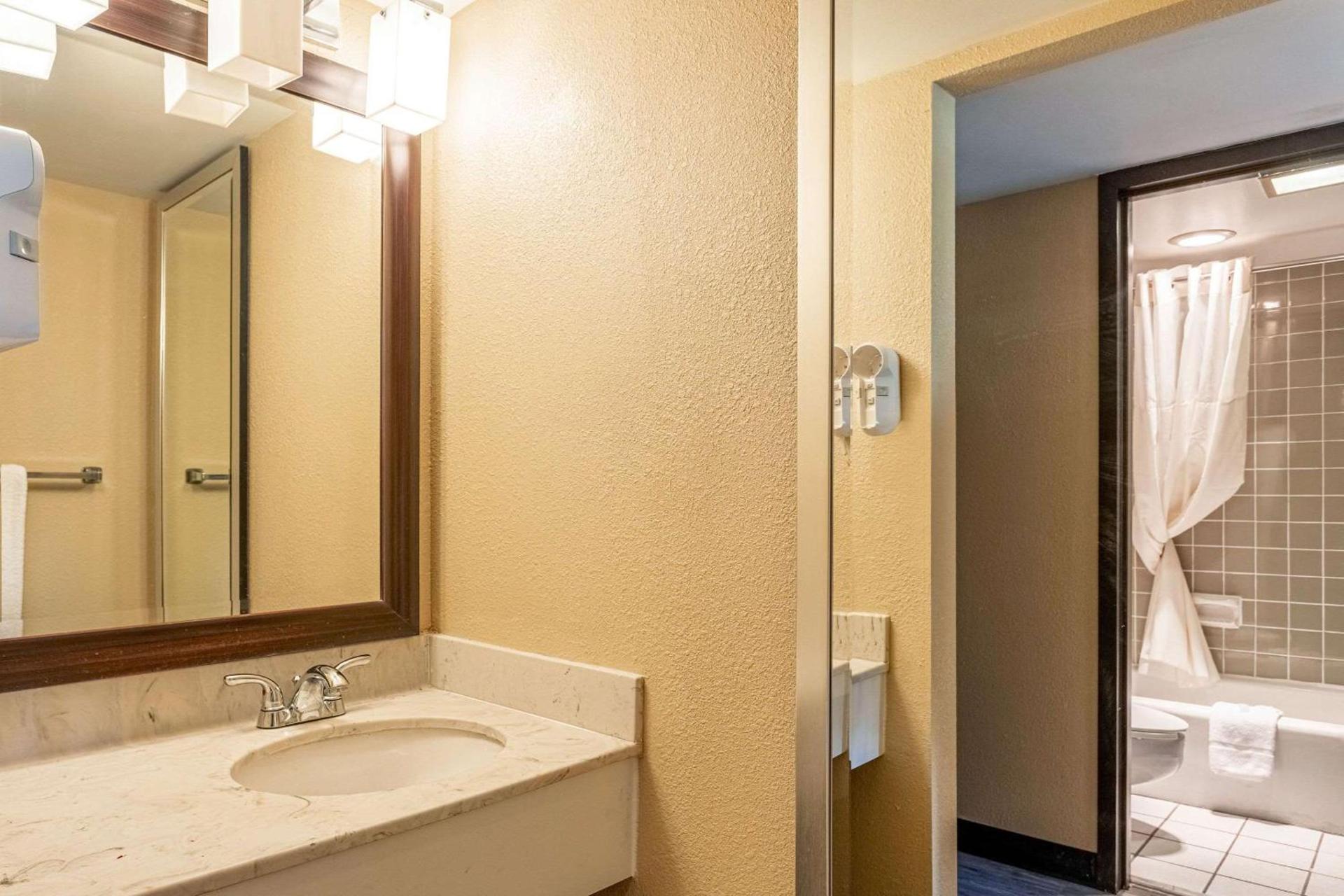 Americas Best Value Inn Fredonia NY photo 16