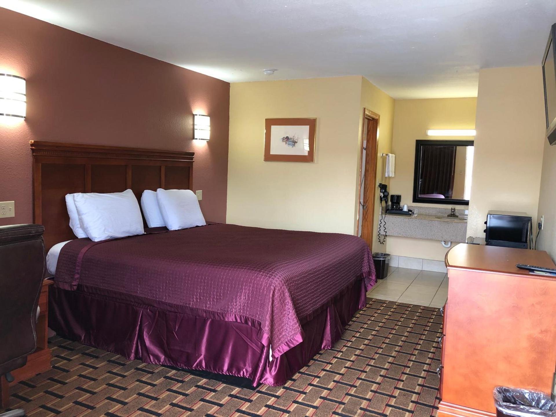 Americas Best Value Inn-Indianola photo 15