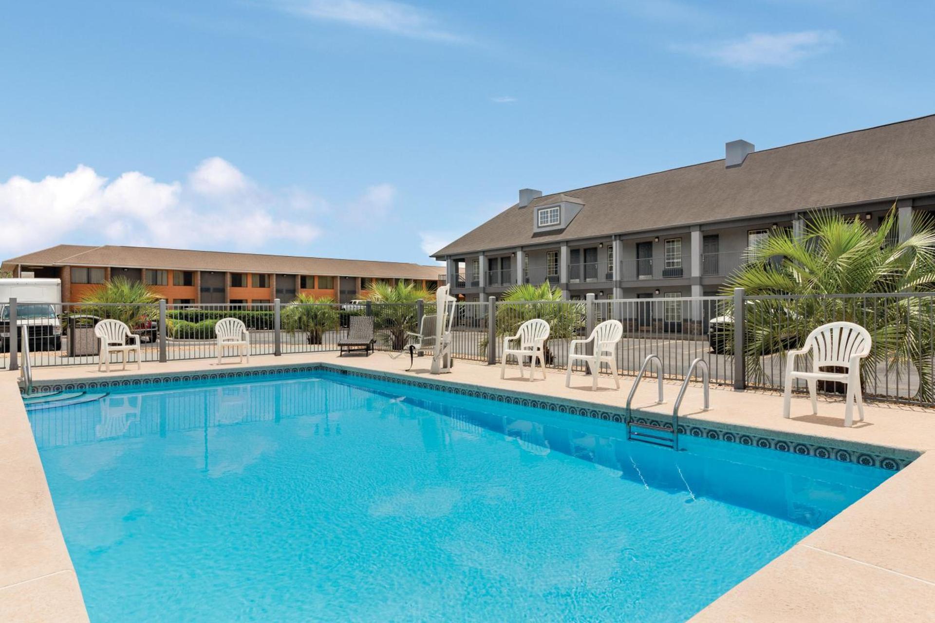 Baymont by Wyndham Warner Robins photo 37