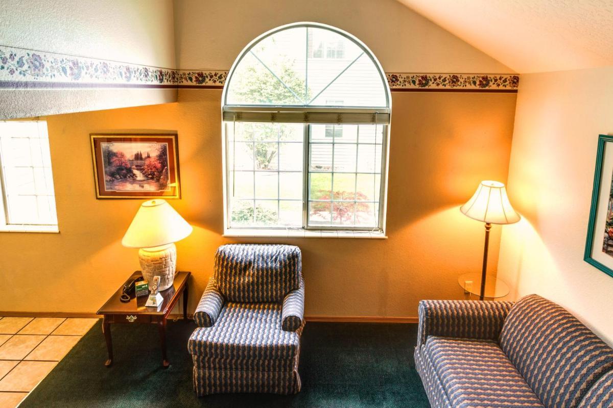 Turning Leaf Townhome Suites photo 13