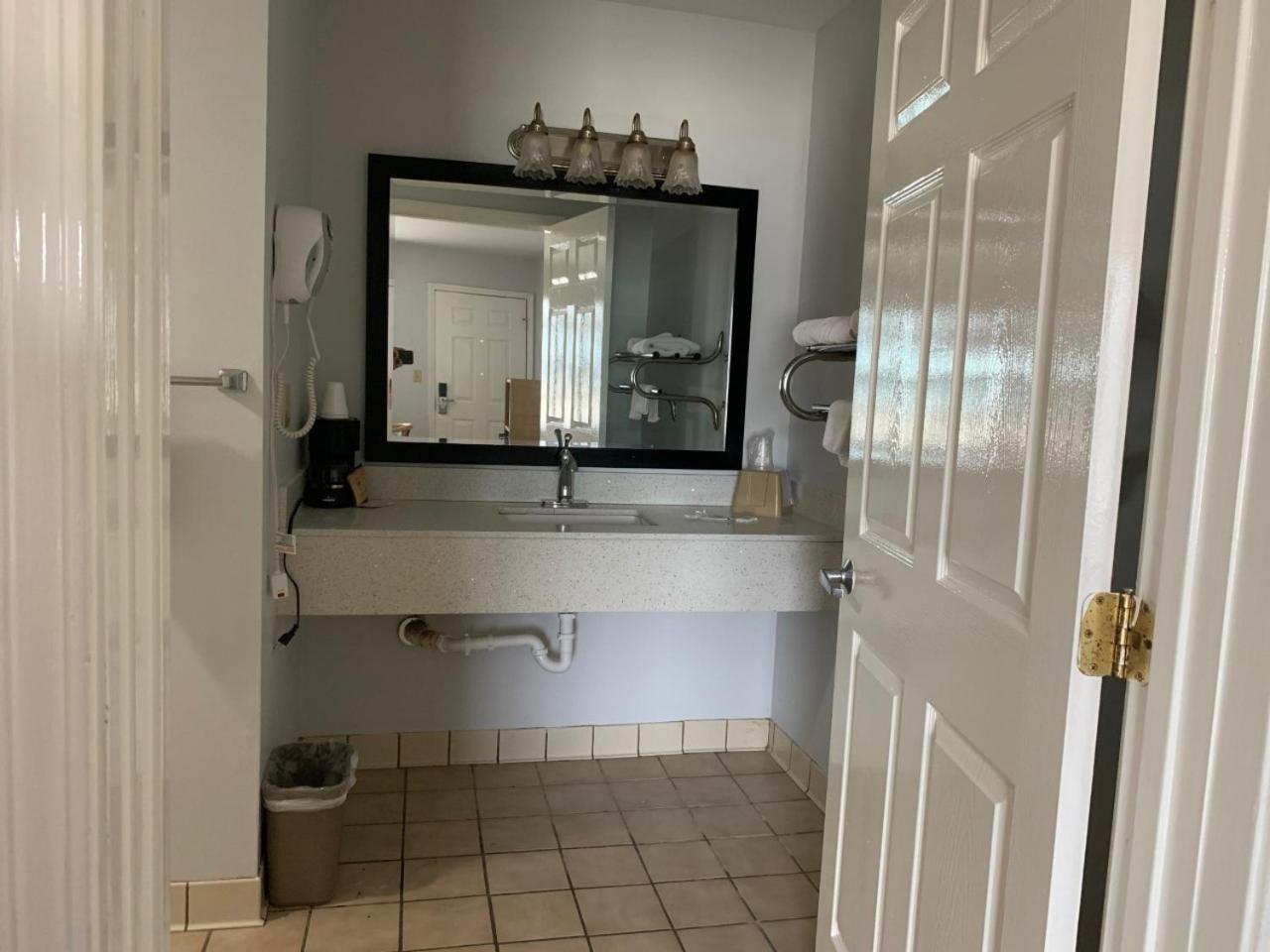 Key West Inn - Childersburg photo 11