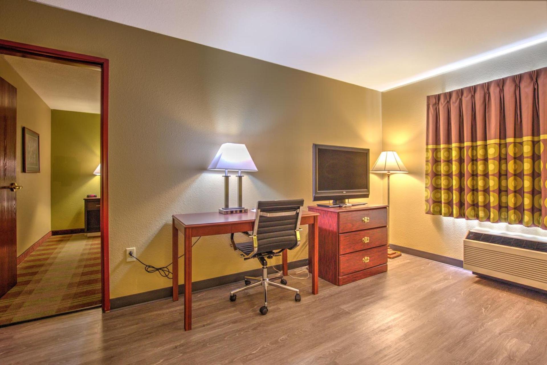 Super 8 by Wyndham Waterloo photo 39